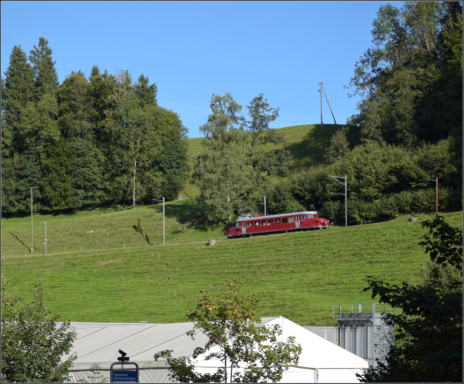 150 Jahre Tösstalbahn.

RCe 2/4 607 war an den beiden Festtagen dafür zuständig, eine Runde über die Kempttalbahn für die Fahrgäste zu vervollständigen. Am Abend fuhr der Rote Pfeil zur Übernachtung über die Uerikon-Bauma-Bahn nach Bauma. Hier auf der Rampe in Bauma, September 2025.