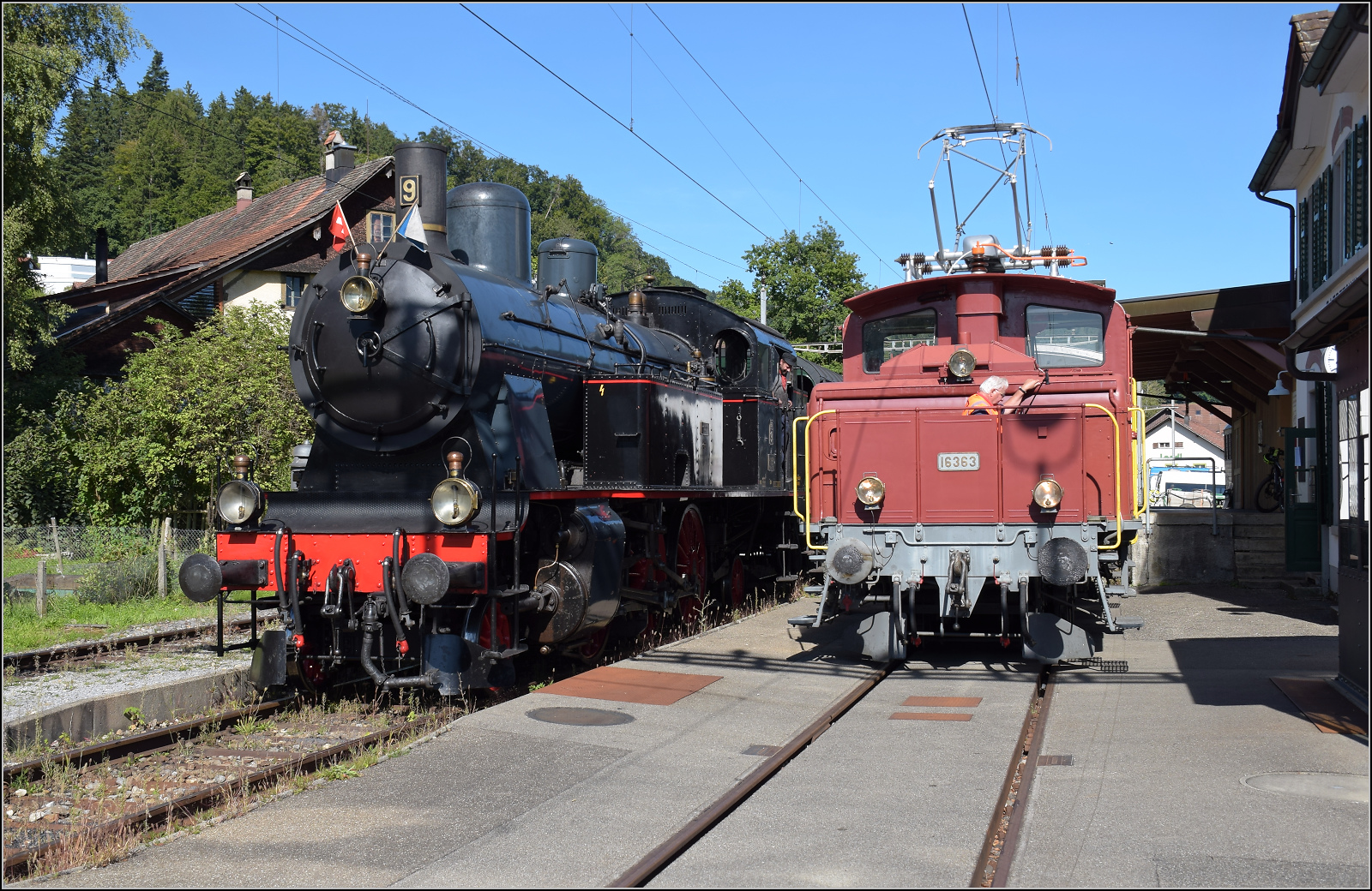 150 Jahre Tösstalbahn.

Zwei Züge mit Ee 3/3 16363 und Eb 3/5 9 warten auf den Gegenzug mit Ed 3/3 401 in Bäretswil. September 2025.