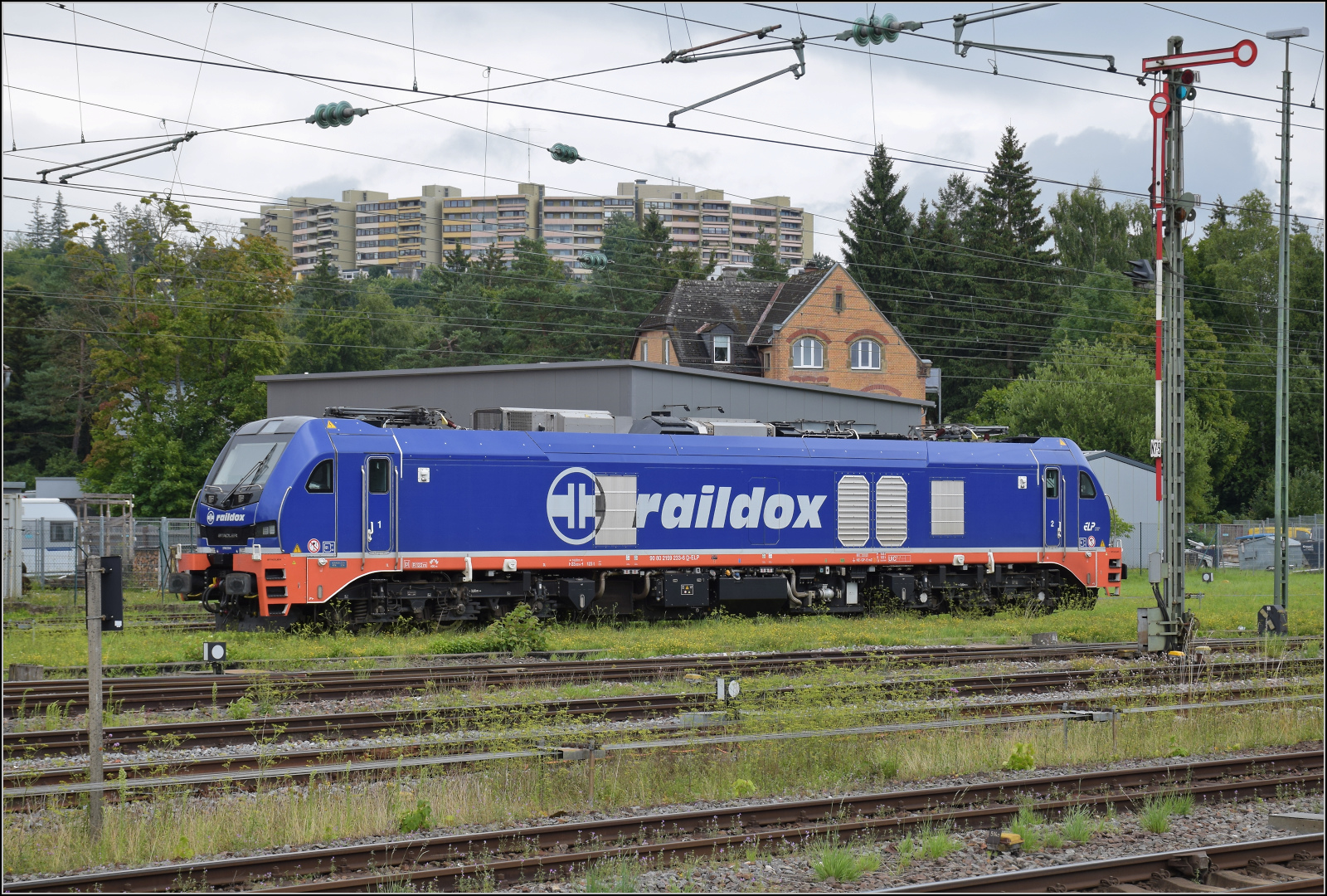 159 233 von Raildox ist in Villingen abgestellt. Juli 2025.