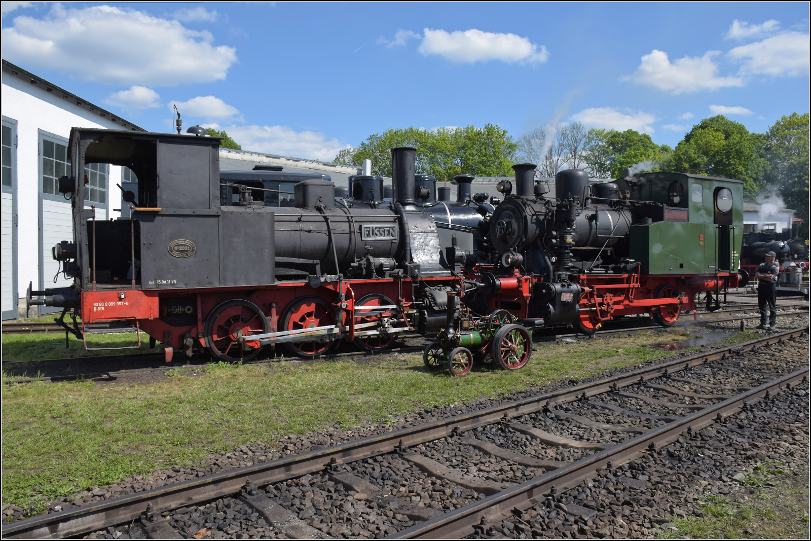 175 Jahre Eisenbahn in Nördlingen / 55 Jahre Bayrisches Eisenbahnmuseum.

Lokomobil von Charles Burell & Sons als willkommener Zaungast im Bahnmuseum. Mai 2024.