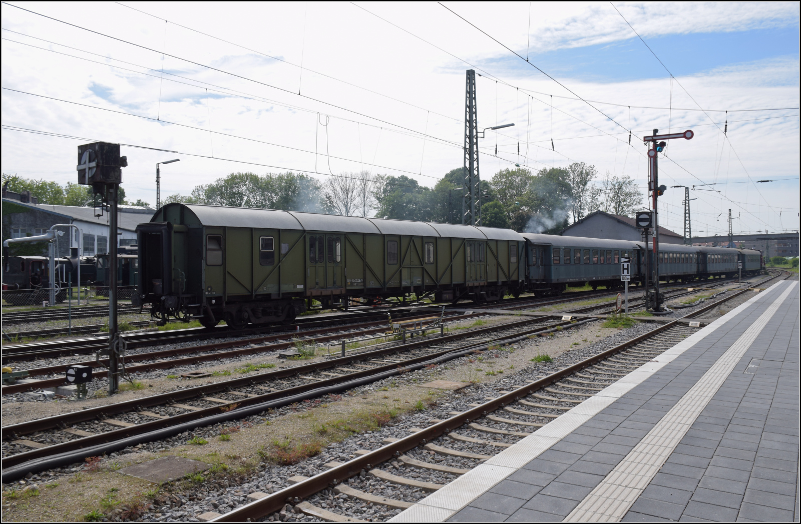 175 Jahre Eisenbahn in Nrdlingen / 55 Jahre Bayrisches Eisenbahnmuseum.

Hilfsgepckwagen MD 75 80 92-29 101-5 D-BYB, ein fast vergessener Anblick bei der Bahn. Mai 2024. 