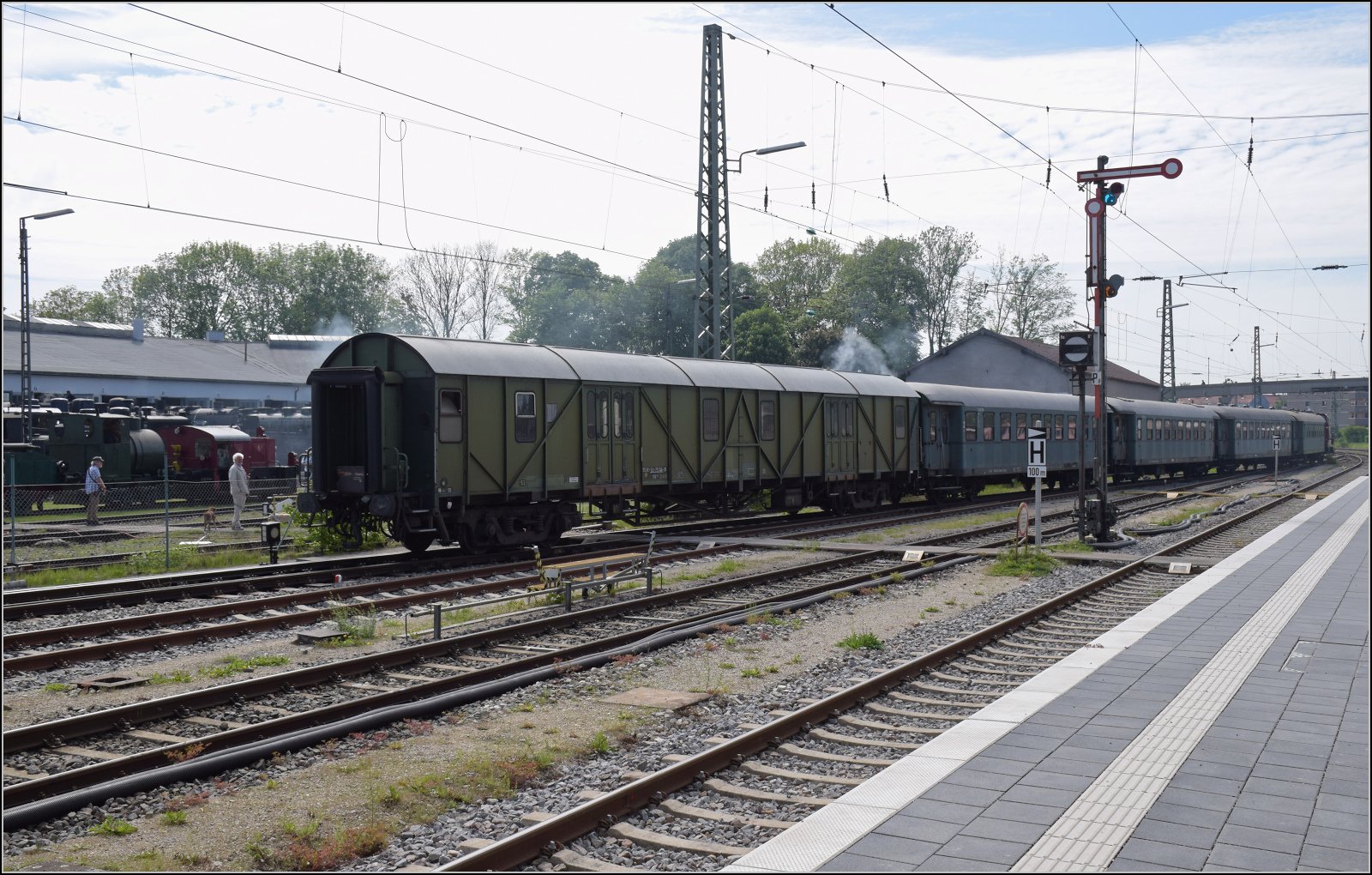 175 Jahre Eisenbahn in Nrdlingen / 55 Jahre Bayrisches Eisenbahnmuseum.

Hilfsgepckwagen MD 75 80 92-29 101-5 D-BYB, ein fast vergessener Anblick bei der Bahn. Mai 2024.