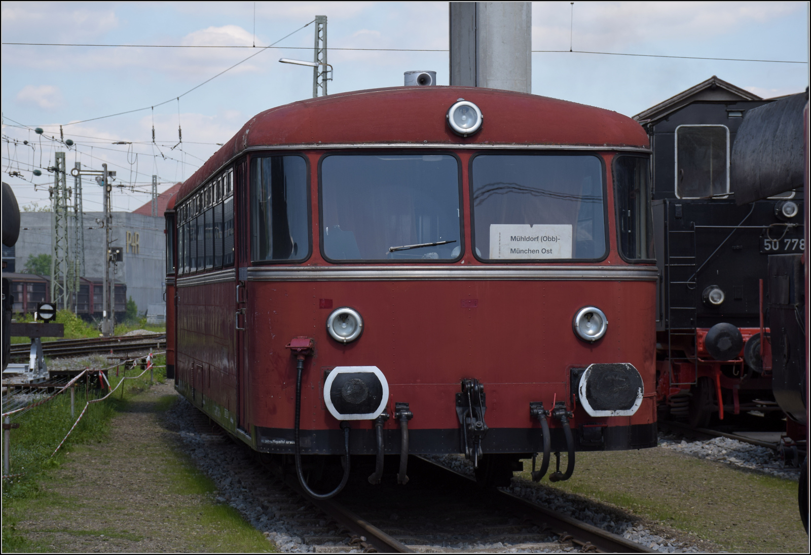 175 Jahre Eisenbahn in Nördlingen / 55 Jahre Bayrisches Eisenbahnmuseum.

Schienenbus 798 522 mit einem Steuerwagen dahinter. Mai 2024. 