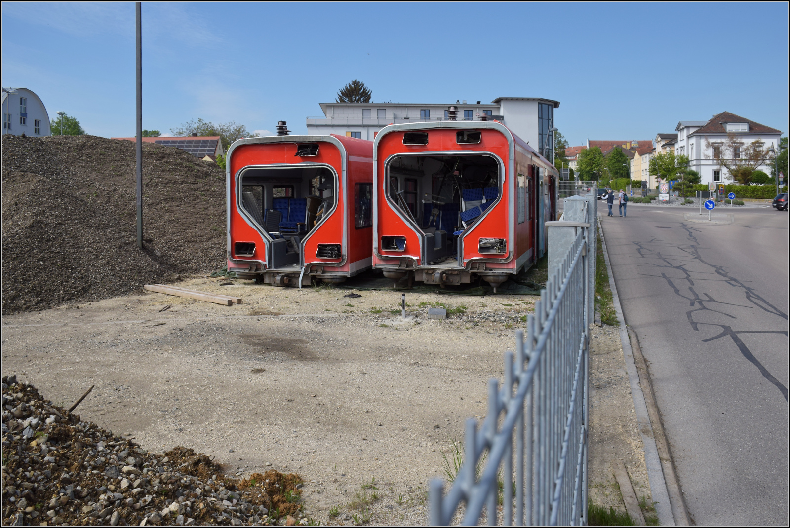175 Jahre Eisenbahn in Nrdlingen / 55 Jahre Bayrisches Eisenbahnmuseum.

Offenbar haben sich zwei Mittelteile eines 425 auf das Gelnde des Museums verirrt. Mai 2024. 