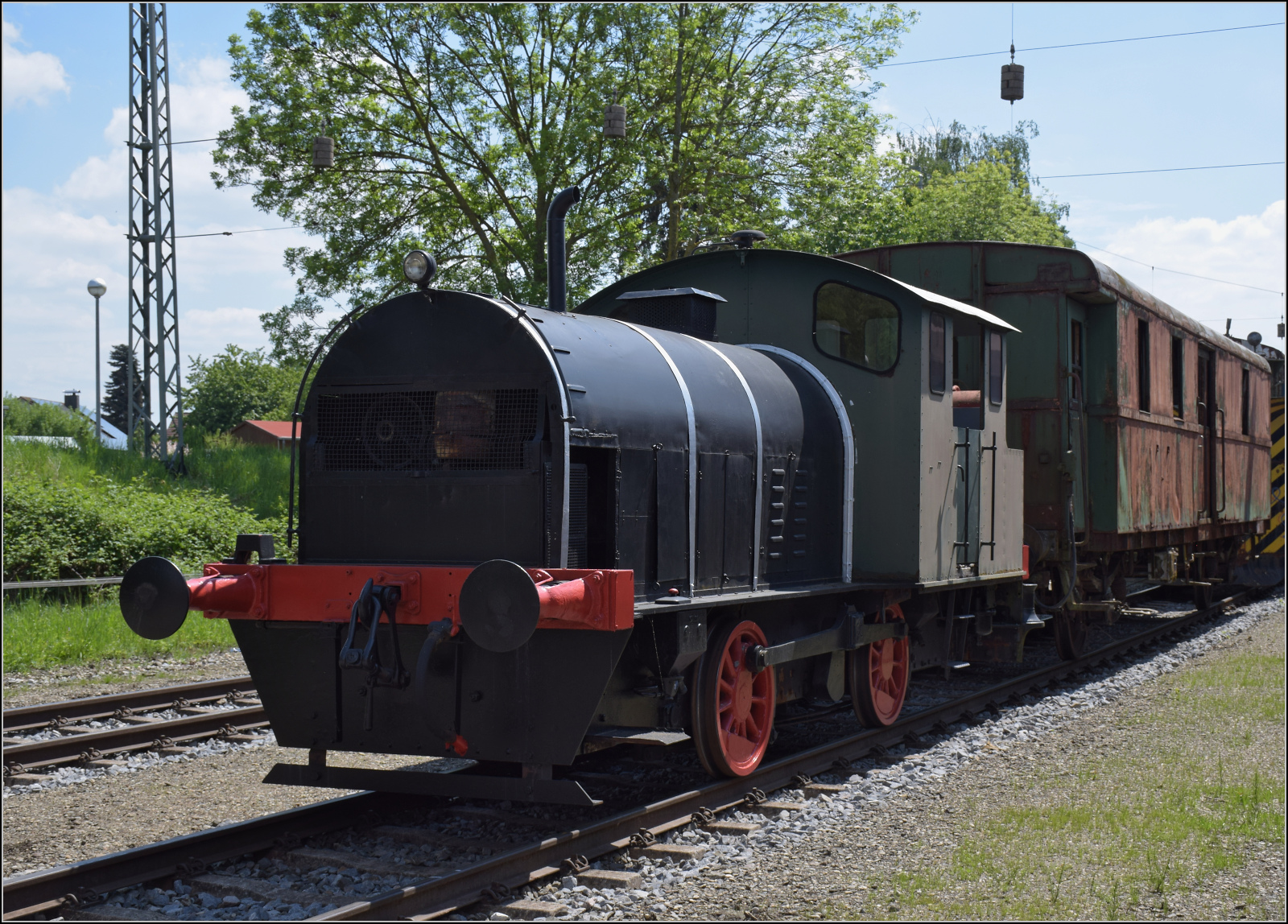 175 Jahre Eisenbahn in Nrdlingen / 55 Jahre Bayrisches Eisenbahnmuseum.

Diesellok im Dampfloklook, diese Windhoff LW 170 mit Nummer 112 wurde 1925 an das Stadtbauamt Mnchen geliefert. Mai 2024.