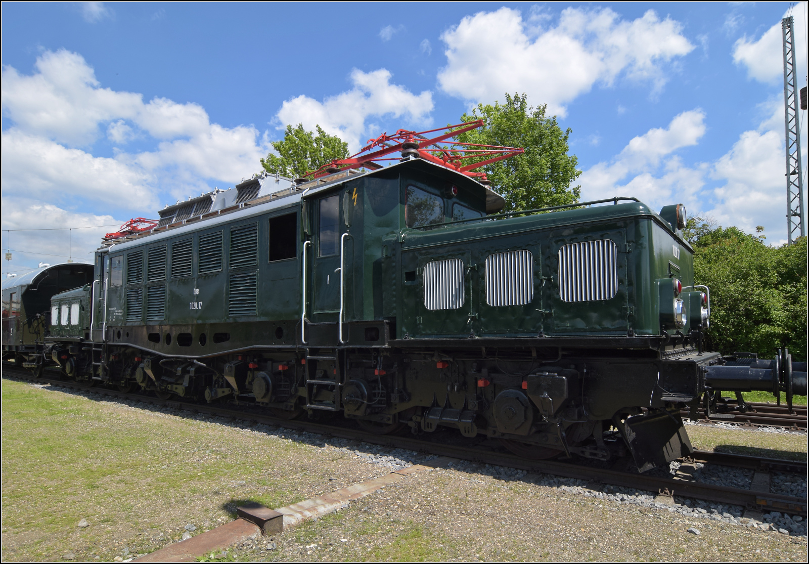 175 Jahre Eisenbahn in Nördlingen / 55 Jahre Bayrisches Eisenbahnmuseum.

194 1123 alias 1020 012 wurde von den ÖBB modernisiert und wurde mittlerweile gewaltig aufgehübscht. Mai 2024.