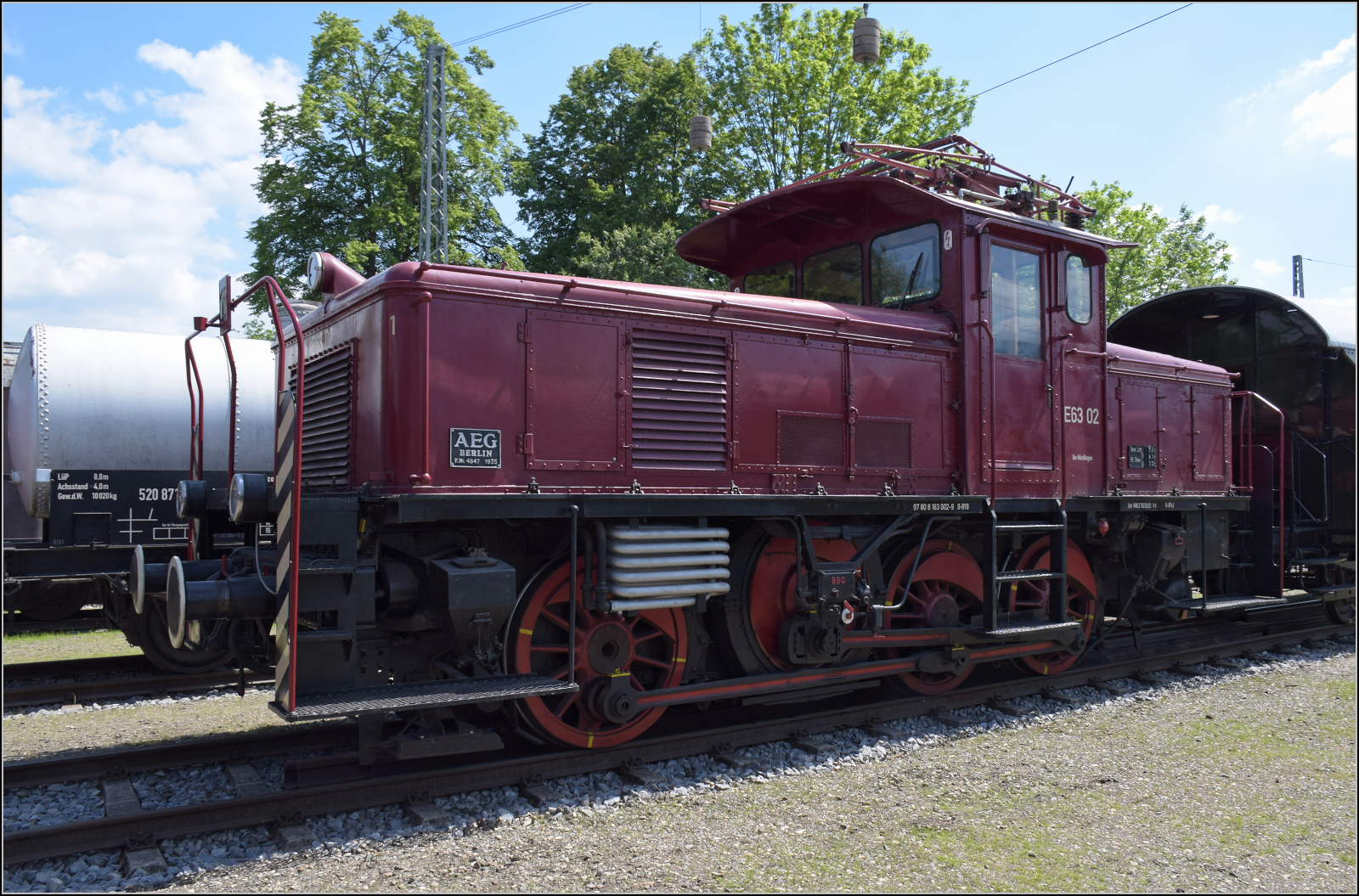 175 Jahre Eisenbahn in Nördlingen / 55 Jahre Bayrisches Eisenbahnmuseum.

Auffällig verwandt mit der Ee 3/3 der SBB inklusive dem Winterthurer Schrägstangenantrieb ist E 63 002, hier angeschrieben mit 163 002. Mai 2024.