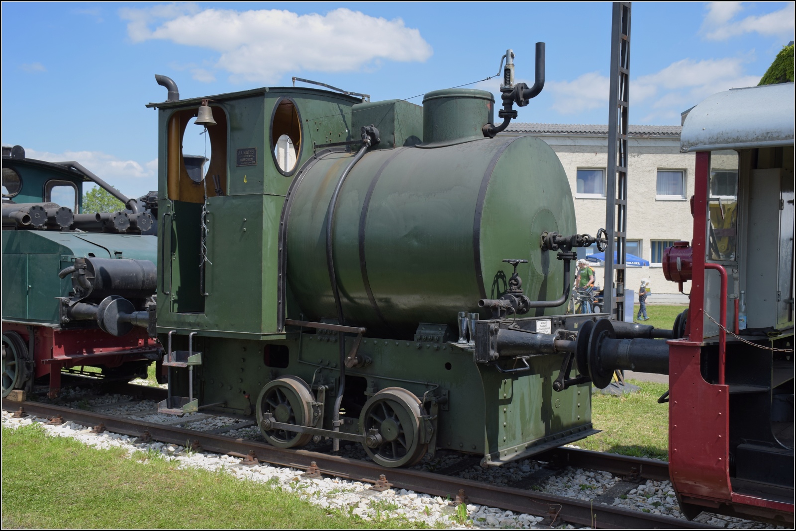 175 Jahre Eisenbahn in Nördlingen / 55 Jahre Bayrisches Eisenbahnmuseum.

Die kleine Dampfspeicherlok Nr. 4 mit großem Kessel wurde von Maffei im Jahr 1913 geliefert. Mai 2024.