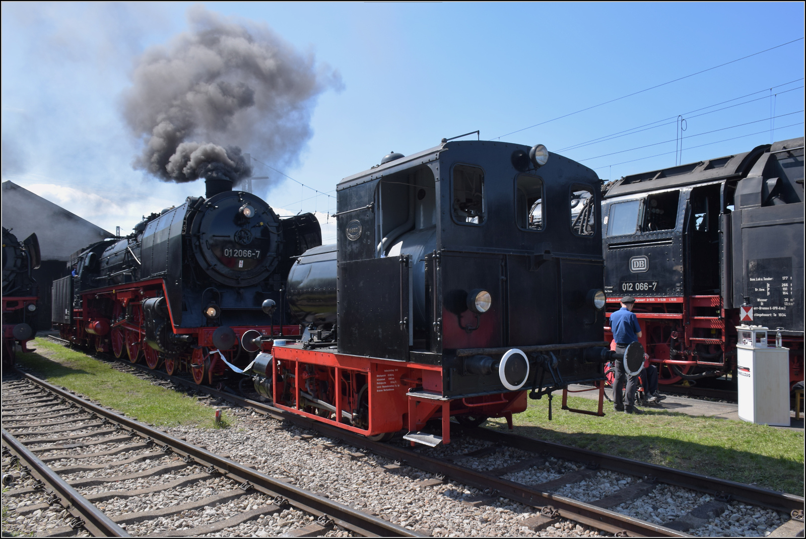 175 Jahre Eisenbahn in Nördlingen / 55 Jahre Bayrisches Eisenbahnmuseum.

Einmal volltanken bitte. Dampfspeicherlok Nr. 6601 wurde von Krauss im Jahr 1912 geliefert und scheint ihre Fabriknummer als Bezeichnung übernommen zu haben. An diesem Tag hatte die kleine Lok viel zu tun, sie musste einige kalte Dampfloks auf die Drehscheibe zur Präsentation ziehen. Mai 2024.