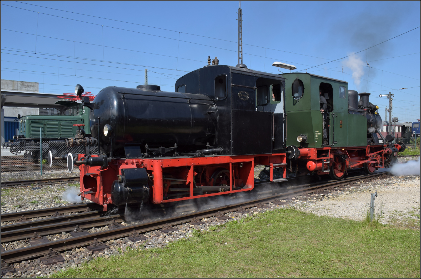 175 Jahre Eisenbahn in Nördlingen / 55 Jahre Bayrisches Eisenbahnmuseum.

Dampfspeicherlok Nr. 6601 wurde von Krauss im Jahr 1912 geliefert und scheint ihre Fabriknummer als Bezeichnung übernommen zu haben. An diesem Tag hatte die kleine Lok viel zu tun, sie musste einige kalte Dampfloks auf die Drehscheibe zur Präsentation ziehen. Mai 2024.