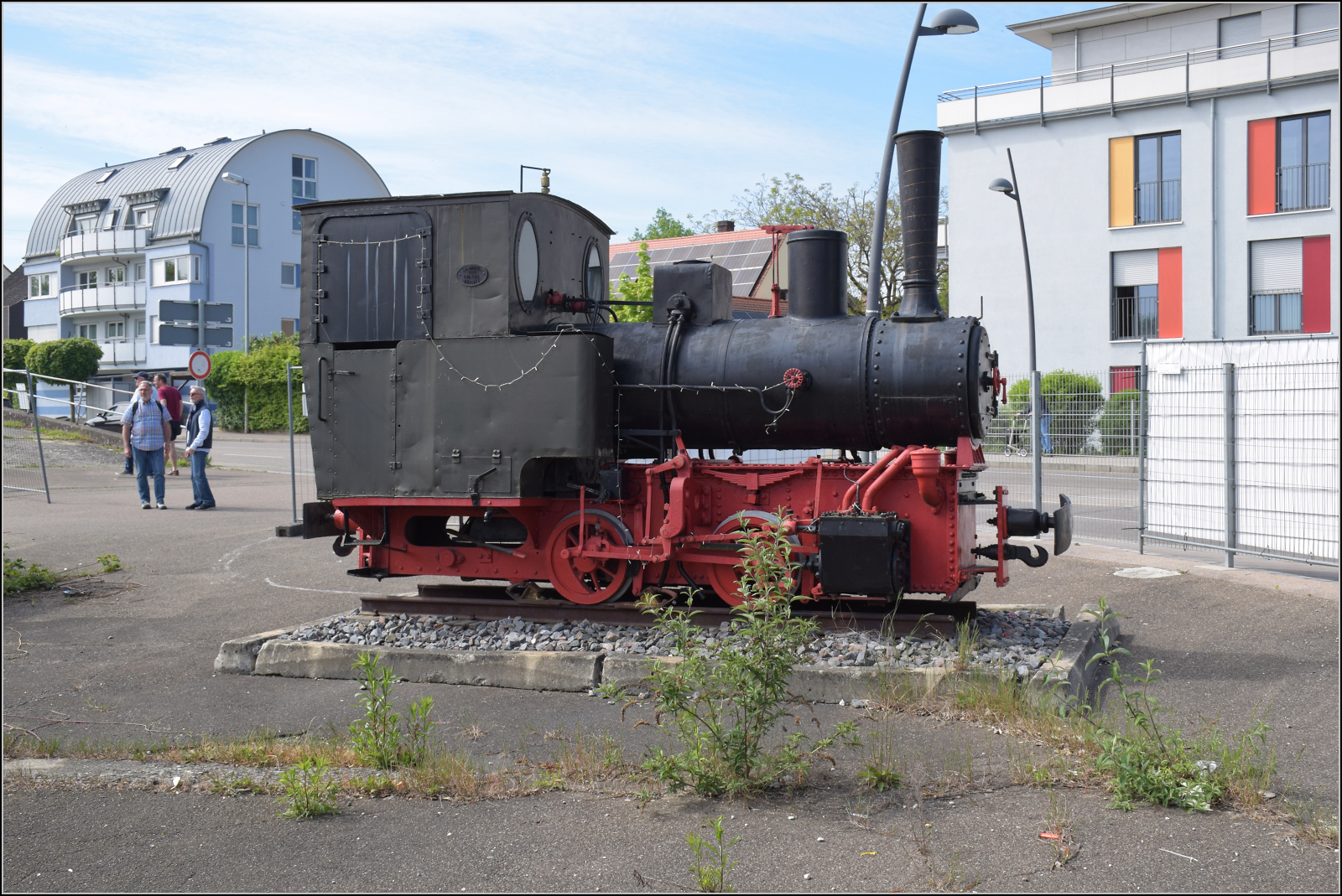 175 Jahre Eisenbahn in Nördlingen / 55 Jahre Bayrisches Eisenbahnmuseum.

Die 700 mm-Schmalspurlok 4273 aus dem Jahr 1924 von Maffei wird auf dem Gelände auf der Seite des Empfangsgebäudes ausgestellt. Mai 2024.