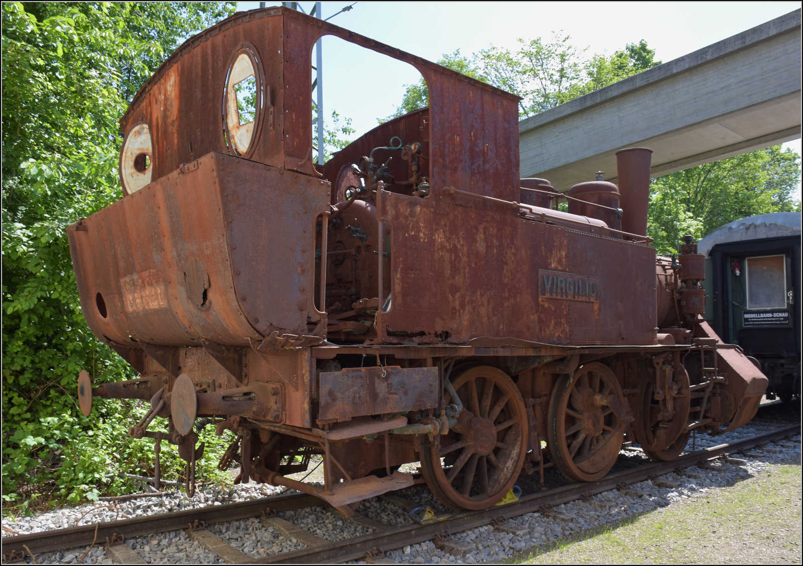 175 Jahre Eisenbahn in Nördlingen / 55 Jahre Bayrisches Eisenbahnmuseum.

Die Lok Virgilio war bei der Ferrovie Suzarra-Ferrara im Einsatz und wurde von Maffei im Jahr 1902 geliefert. Sie war bis 1964 in Betrieb. Erst 2014 konnte sie vom BEM erworben werden. wartet aber 10 Jahre später noch auf ihre Aufarbeitung. Angesichts anderer für unmöglich gehaltener Aufarbeitungen ist dies allerdings den Spezialisten vor Ort durchaus zuzutrauen. Mai 2024.