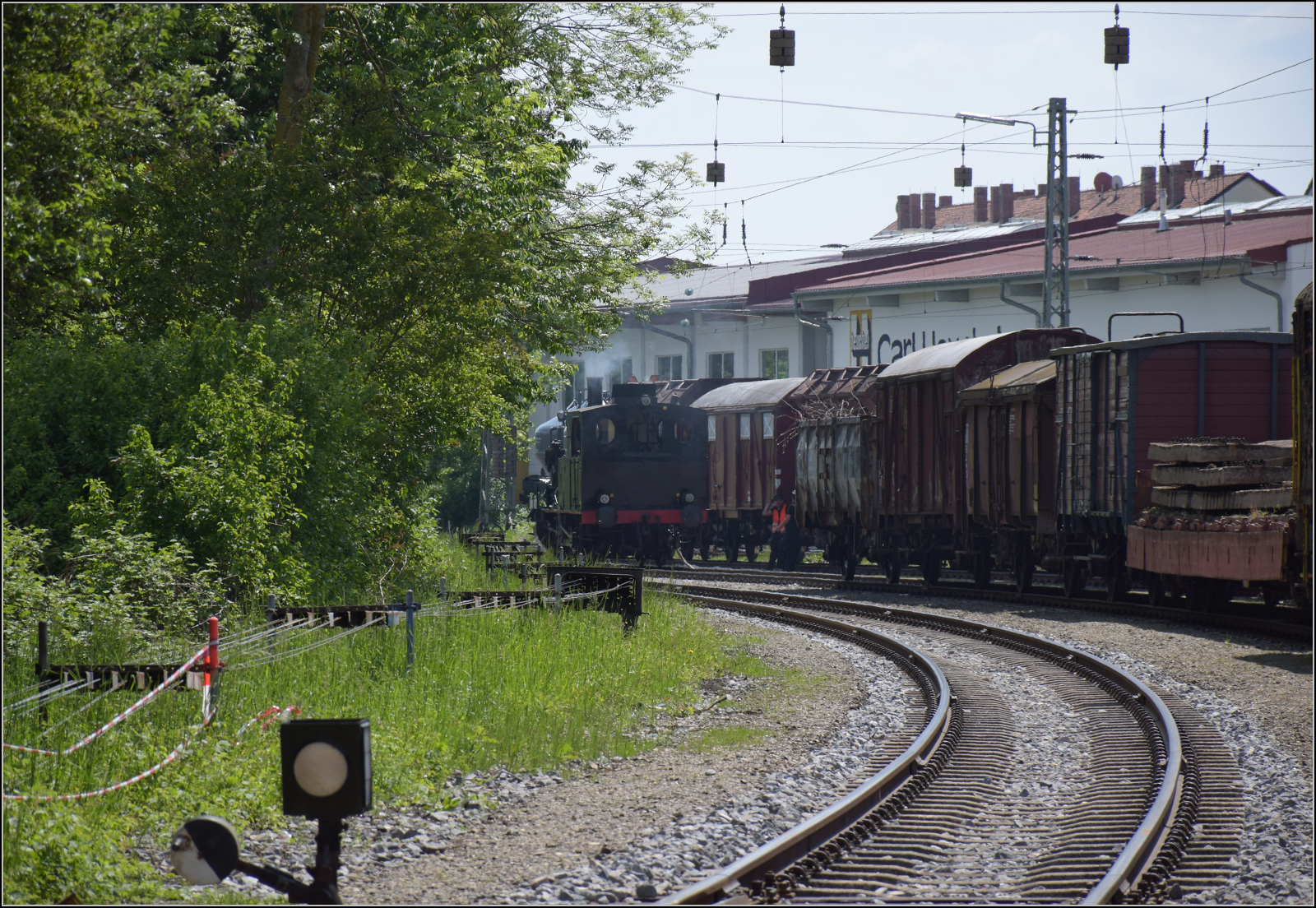 175 Jahre Eisenbahn in Nördlingen / 55 Jahre Bayrisches Eisenbahnmuseum.

Dampflok Nr. 3 'Luci' machte Lokmitfahrten am Südende der Museumsbahnhofsgleise. Mai 2024.

Diese Lok war ursprünglich von Orenstein & Koppel mit 1524 mm für russische Breitspur für die Ishora-Werke in Petersburg gebaut worden. Der zweite Weltkrieg verhinderte 1914 die Auslieferung,  und so wurde sie umgerüstet auf Normalspur an die Höchster Farbwerke in Kassel geliefert. 1933 kam sie zur Lechchemie in Gersthofen bei Augsburg. 1975 übernahm der Eisenbahnclub München die Lok, wo sie prompt zum Filmstar wurde. Nach viel Standzeit, Schauspielern in drei Filmen, Hauptrolle beim Bahnfest in Nürnberg zu 150 Jahre Bahn in Deutschland, ging es über Zwischenstationen zum bayerischen Eisenbahnmuseum. Dort wurde sie 2017 aufgearbeitet und steht seither zur Verfügung. 

<a href= http://www.lok-report.de/news/deutschland/museum/item/619-dampflok-luci-wieder-betriebsbereit.html  target= _blank >Die gesamte Pressemeldung des BEM gibt es in diesem Link zum Lok-Report zu sehen.</a>