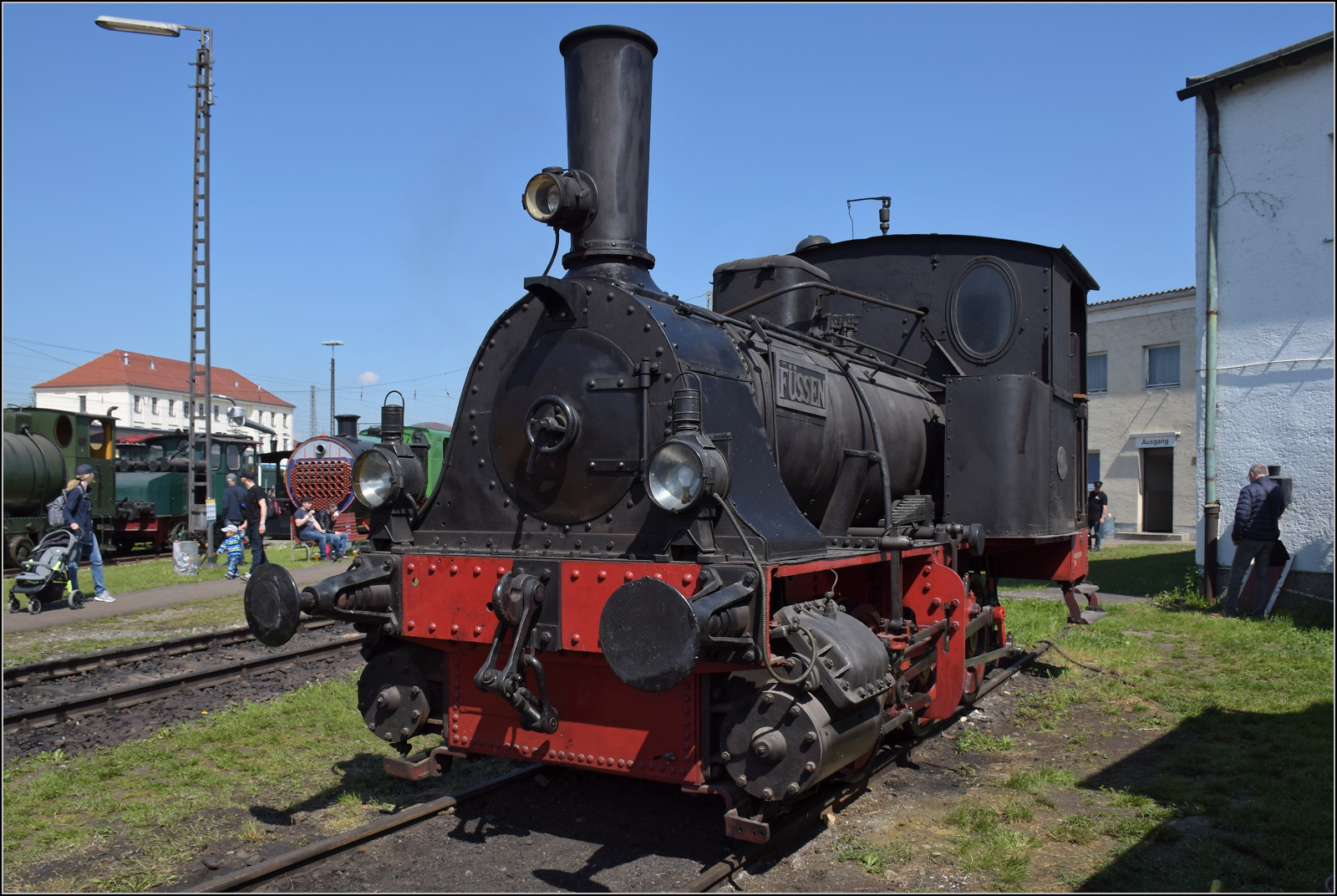 175 Jahre Eisenbahn in Nördlingen / 55 Jahre Bayrisches Eisenbahnmuseum.

Die Lok Nr. 7 'Füssen' war bis zum Fristablauf 2019 mit 130 Jahren die älteste betriebsfähige deutsche Dampflok. Sie wurde für die Lokalbahn Bissenhofen-Füssen gebaut. Unter den ganzen Dampflokriesen, selbst gegenüber anderen C-Kupplern wirkt sie wie eine Spielzeugeisenbahn, steht aber trotzdem auf 1435 mm-großem Fuß. Die Optik täuscht nicht, denn recht bald erwiesen sich die vier Schwestern auf der Lokalbahn zu schwach und wurden andernorts verwendet. Nachdem das Problem auch auf der Strecke Fürth-Cadolzburg auftrat, fand sie auf der württembergischen Strecke Niederbiegen-Weingarten ein Auskommenm insbesondere, weil die Papierfabrik in Baienfurt für einen regelmäßigen Güterverkehr sorgte, auch werksintern. Seit 2002 fuhr sie regelmäßig für das bayerische Eisenbahnmuseum und gehört der Einrichtung seit 2009. Mai 2024.

Die zwischenzeitliche Einsortierung ins NVR unter der Baureihe 89 [90 80 0 089 997-5]ist eigentlich falsch, da Lokalbahnlokomotiven einst unter der Baureihe 98 einsortiert waren.