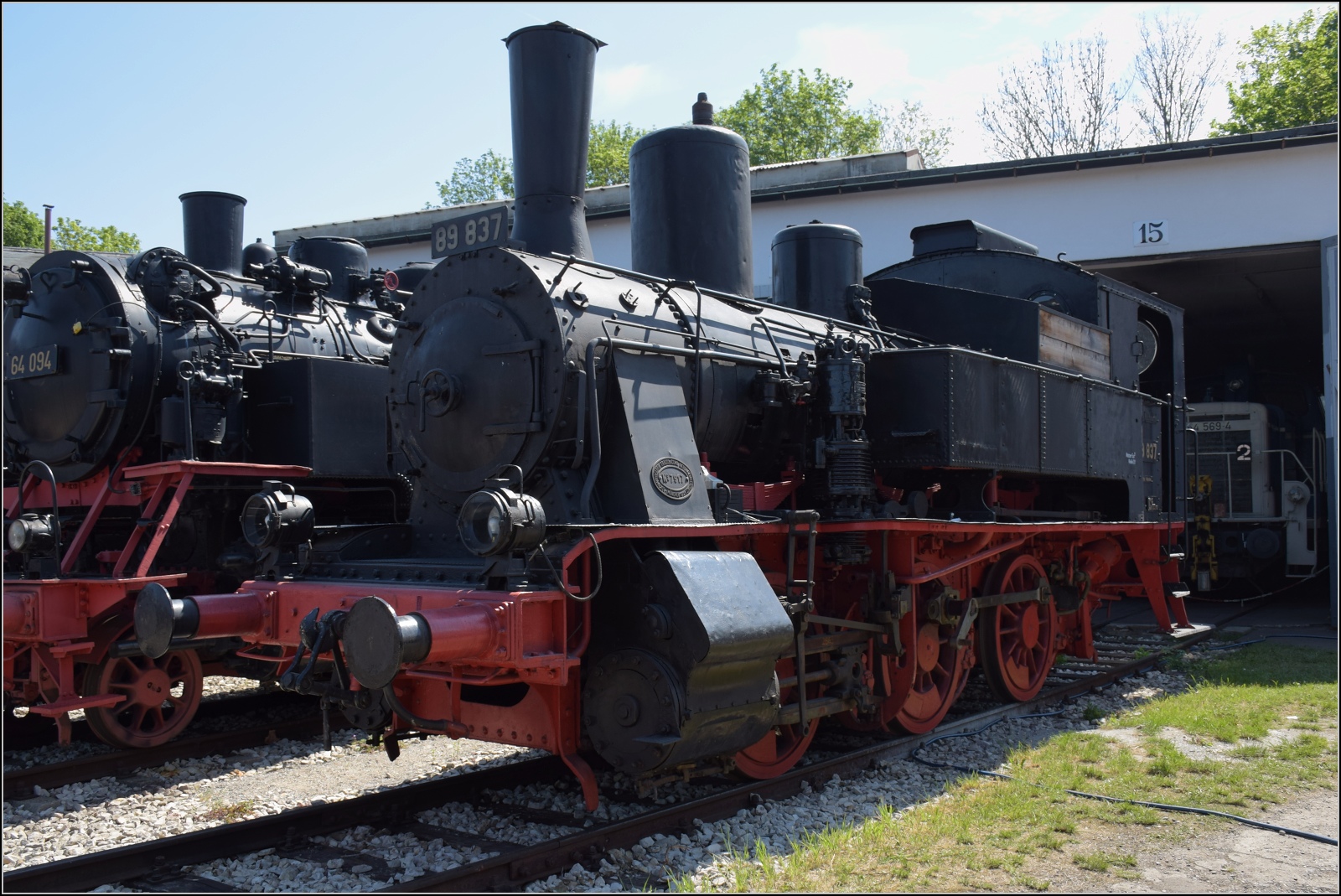 175 Jahre Eisenbahn in Nördlingen / 55 Jahre Bayrisches Eisenbahnmuseum.

Die bayerische R 3/3 ist nur noch mit 2 rollfähigen Exemplaren erhalten. R 3/3 4737 bekam die Nummer 89 837 bei der Reichsbahn, verblieb ab 1945 in Österreich zunächst unter 789 837 bei den ÖStB respektive ÖBB, ab 1956-72 war sie bei der Grazer Schleppbahn-Gesellschaft. Den Aufenthalt bei einem Schrotthändler überstand sie auch und kam 1983 zum BEM. Mai 2024.