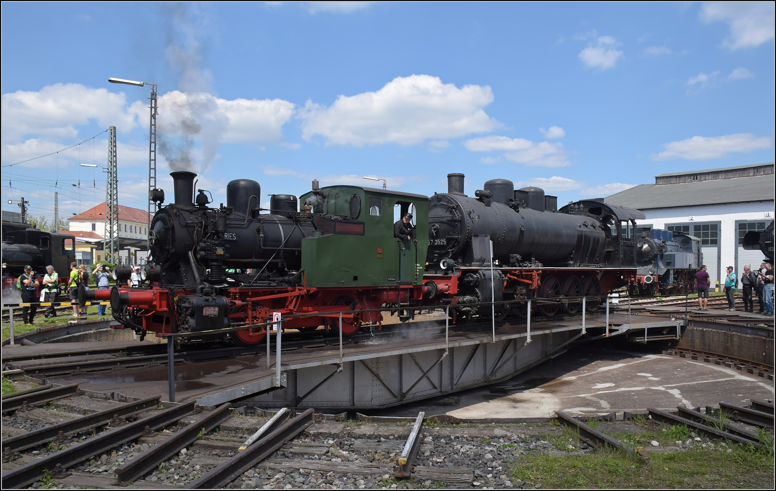 175 Jahre Eisenbahn in Nördlingen / 55 Jahre Bayrisches Eisenbahnmuseum.

Diese kleine Dampflok wurde von Henschel zwar nur in 30 Exemplaren gebaut, die erste bekannte Lok der Baureihe verließ bereits 1880 mit Fabriknummer 1103 die Lokschmiede. Die Lok 'Ries' mit wurde erst 61 Jahre später mit der Fabriknummer 26165 gebaut. Über den Eisenbahnclub München ab 1982 und Museumsbahneinsätzen in Monheim ab 1988-96 kam sie nach Nördlingen. Hier zieht sie die Lok mit der fiktiven Nummer 57 3525 auf die Drehscheibe. Mai 2024.