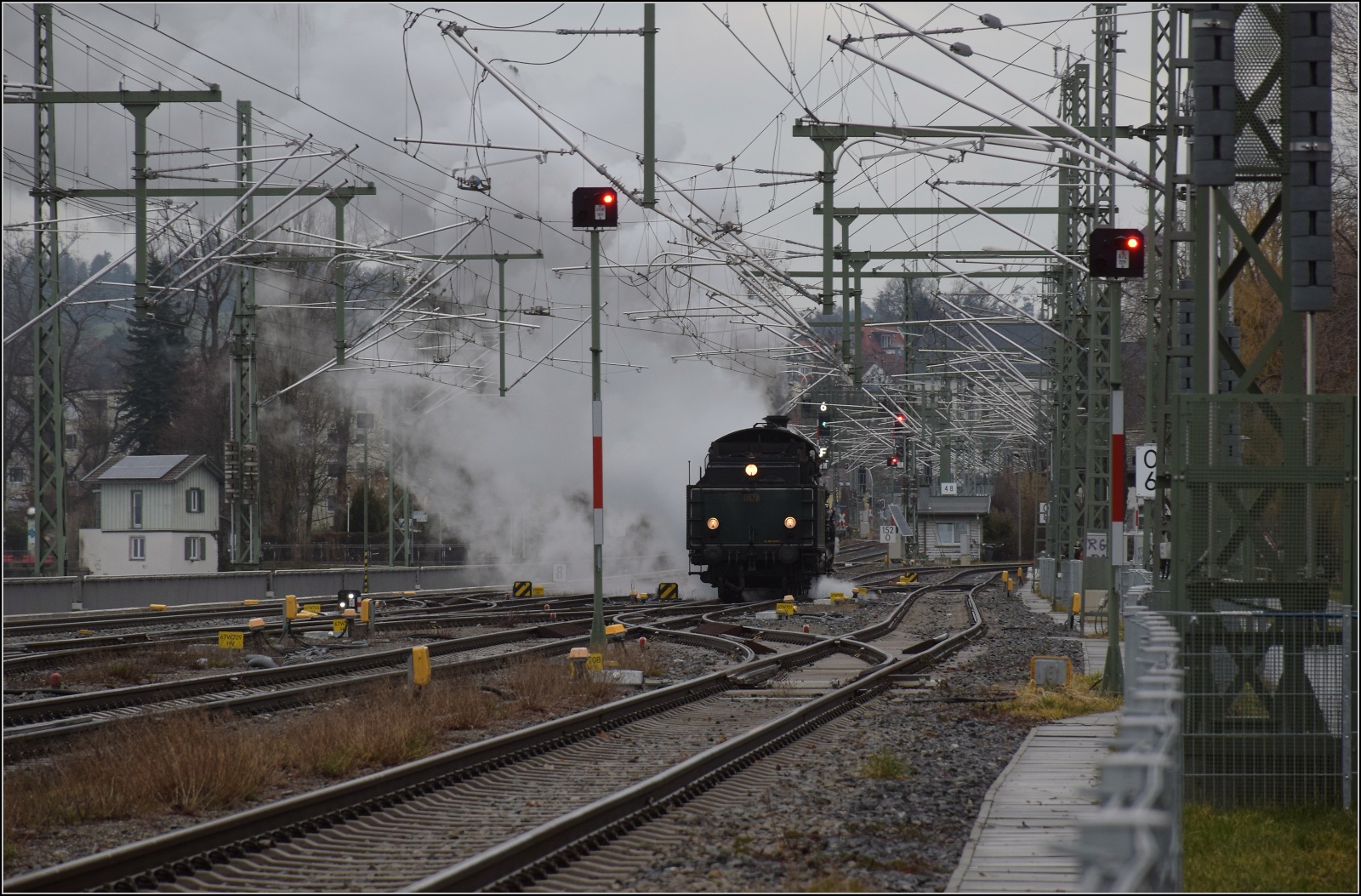 18 478 alias S 3/6 3673 der Königlich Bayerischen Staatseisenbahnen rangiert vor ihren Sonderzug in Lindau Hbf. Februar 2023.