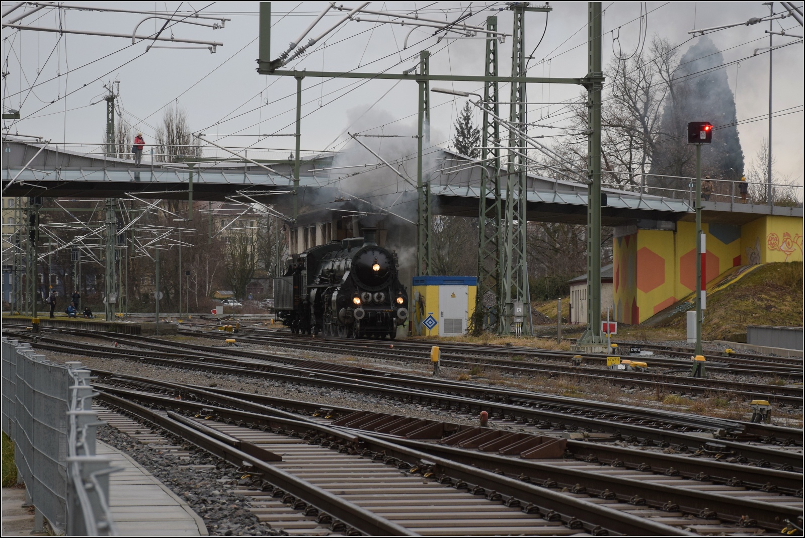 18 478 alias S 3/6 3673 der Königlich Bayerischen Staatseisenbahnen rangiert vor ihren Sonderzug in Lindau Hbf. Februar 2023.