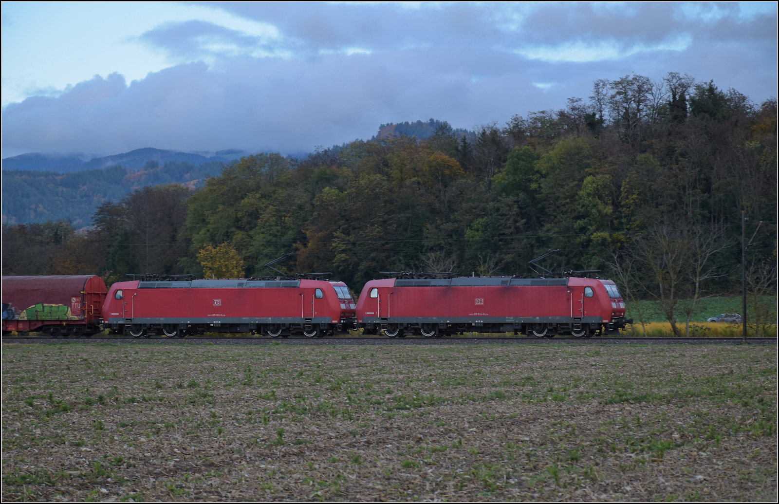 185 094 und 185 090 bei Buggingen. Oktober 2025.