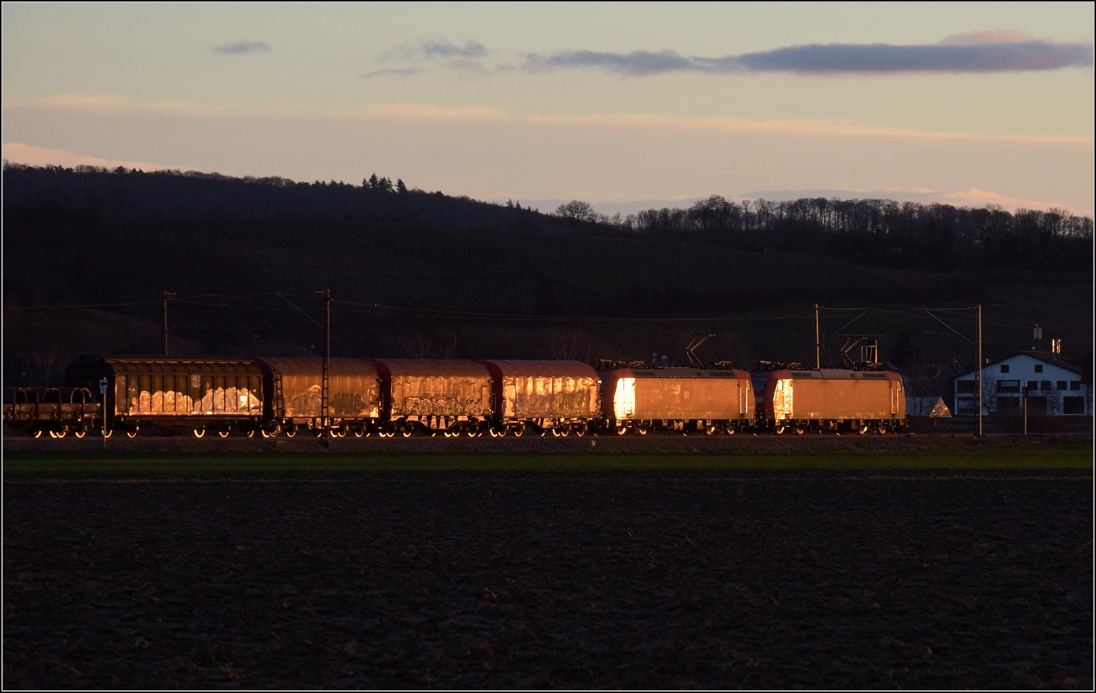185 105 und 185 094 ziehen einen schweren Zug Richtung Süden. Heitersheim, Januar 2023.