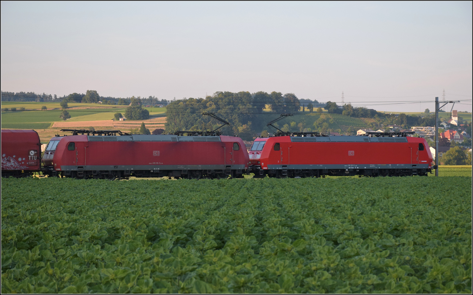 185 137 und 185 115 bei Henschiken, Juni 2025.