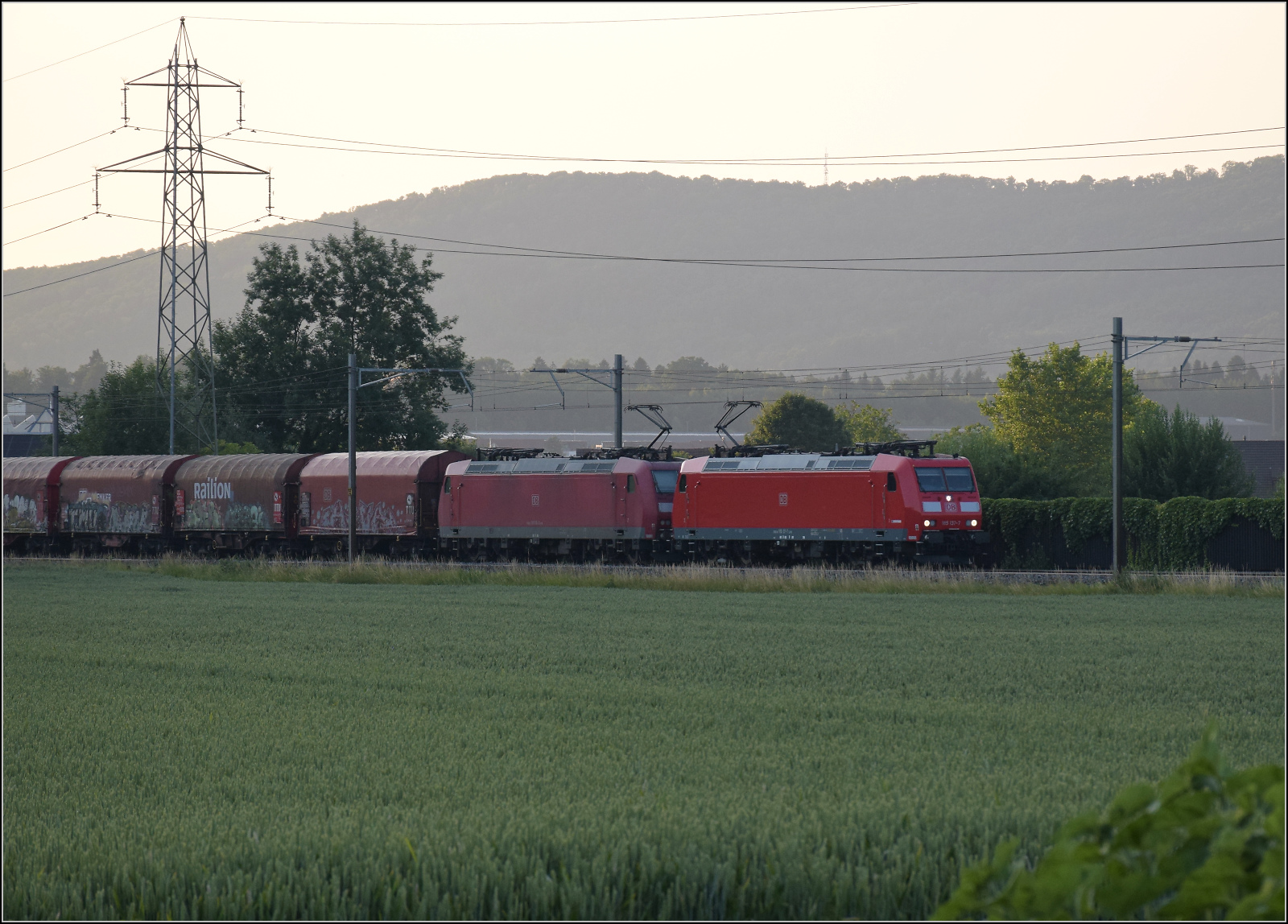 185 137 und 185 115 bei Henschiken, Juni 2025.