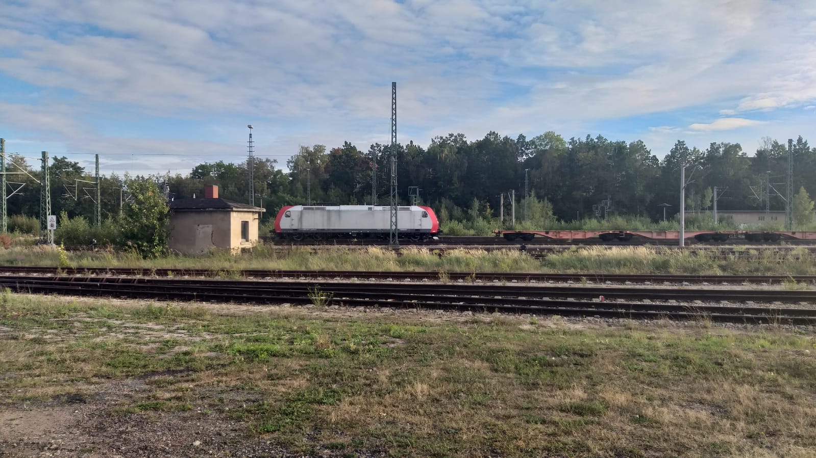 185 507-1 ex CFL mit einem Containerzug in Glauchaau. 03.10.23