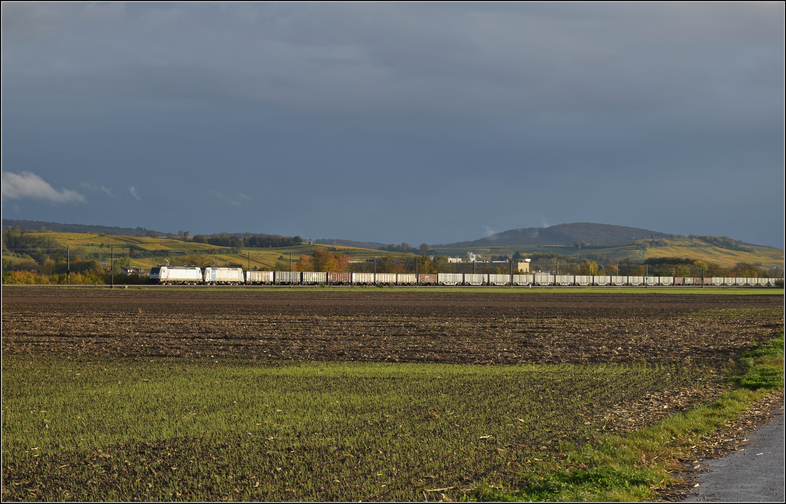 185 570 von Akiem und 185 690 von Railpool bei Hgelheim. Oktober 2025