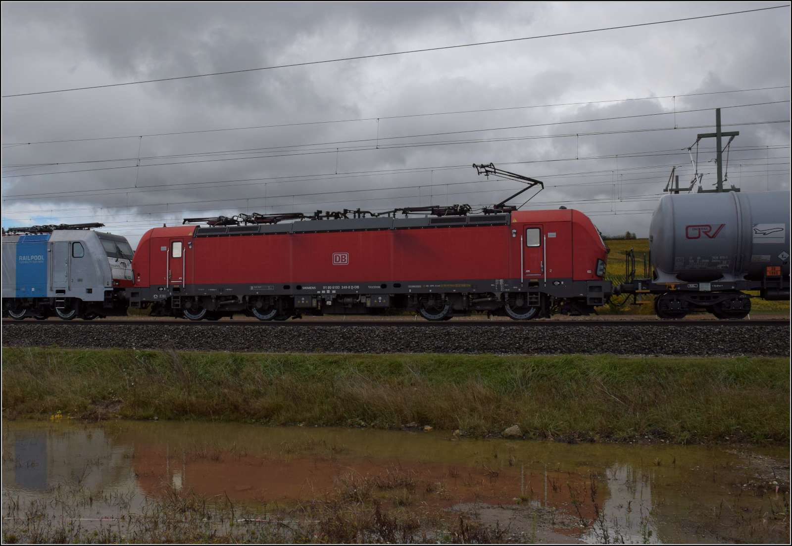 186 102 Railpool und 193 349 im Bild. Schliengen, Oktober 2025.