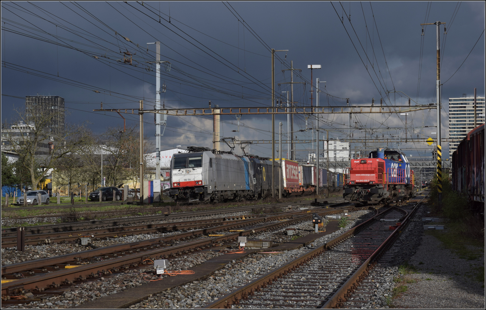 186 104 von Railpool und 193 663 von Beacon Rail  in Pratteln. März 2024.