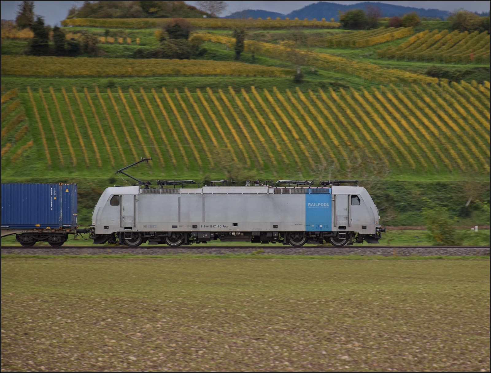 186 107 von Railpool in Buggingen. Oktober 2025.