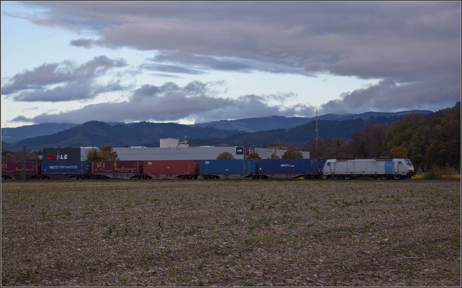 186 107 von Railpool in Buggingen. Oktober 2025.