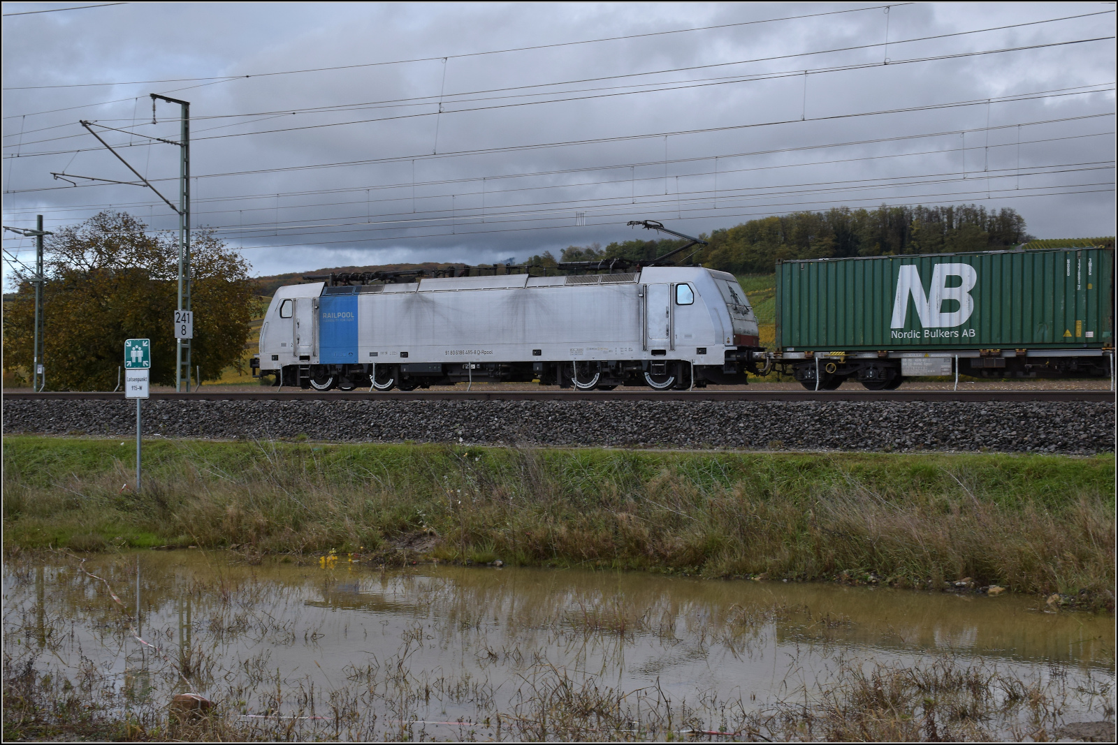 186 495 von Railpool bei Schliengen. Oktober 2025.