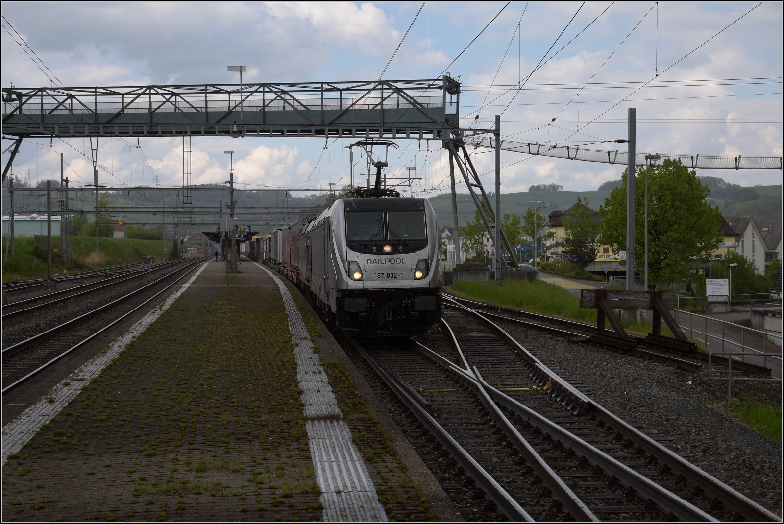 187 002 ist einer der Prototypen der Traxx AC3 und fährt mit einem Güterzug durch Frick. April 2022.