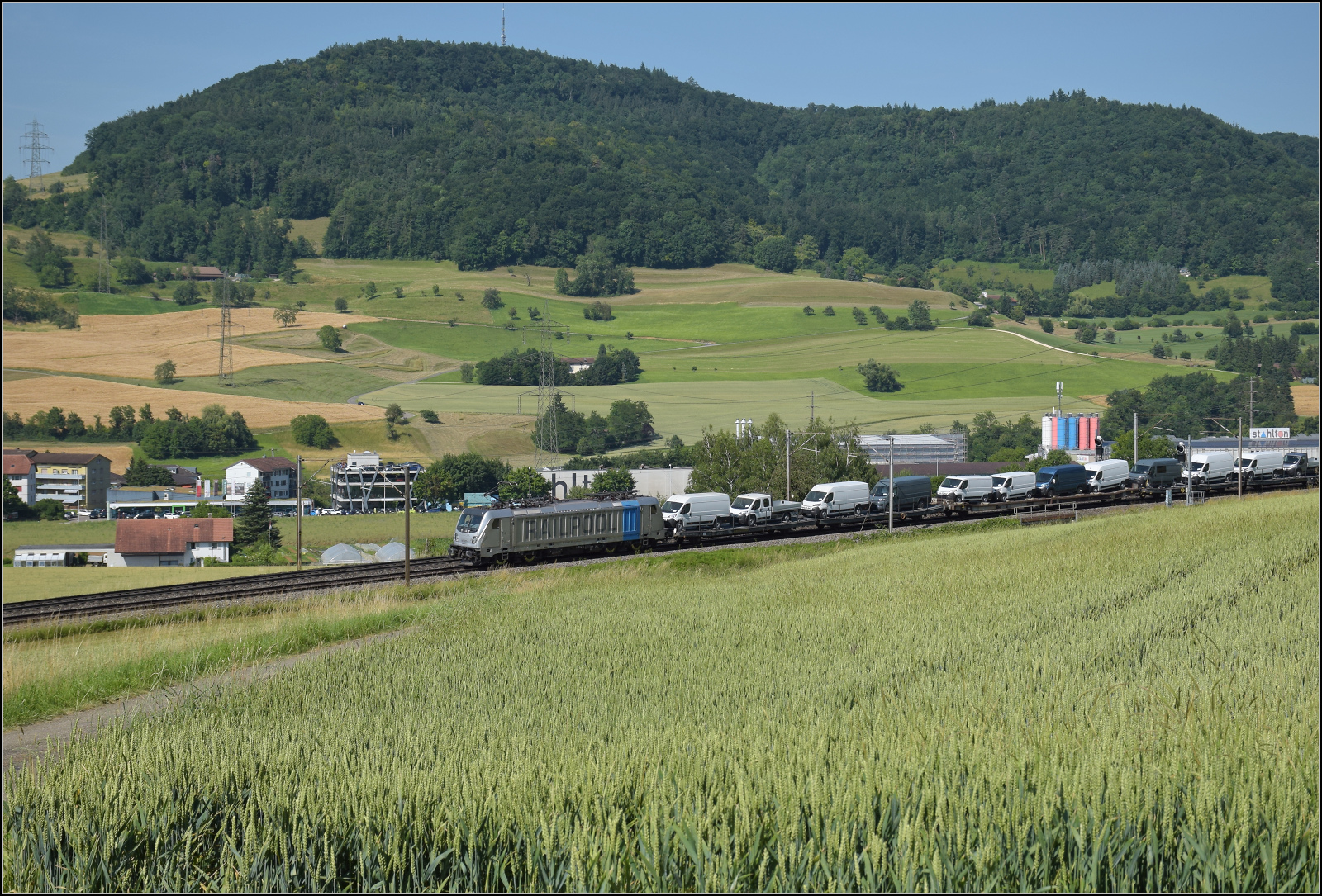 187 007 Railpool mit einem 'Transportertransport' bei Frick, Juni 2025.