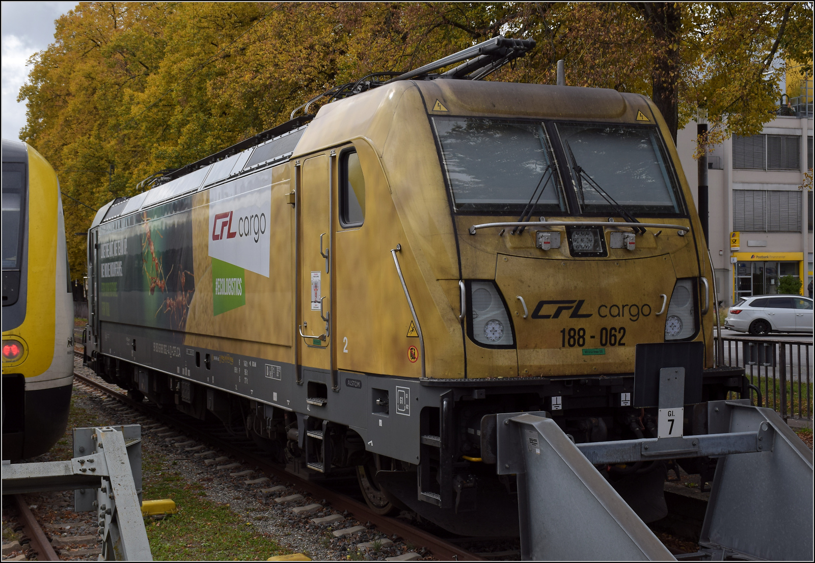 188 064 der CFL mit Ameisenfolierung in Singen. Oktober 2025.