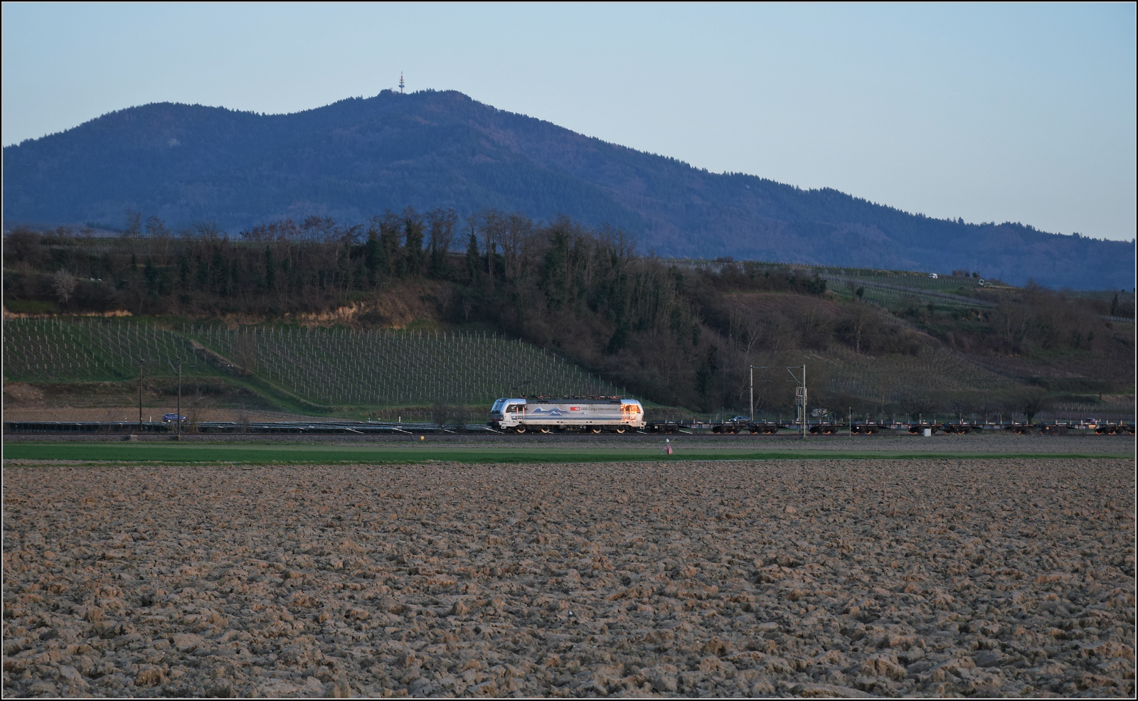 193 111 'Lago di Lugano' der SBBCI im letzten Abendlicht unter dem Blauen. Buggingen, Februar 2026.