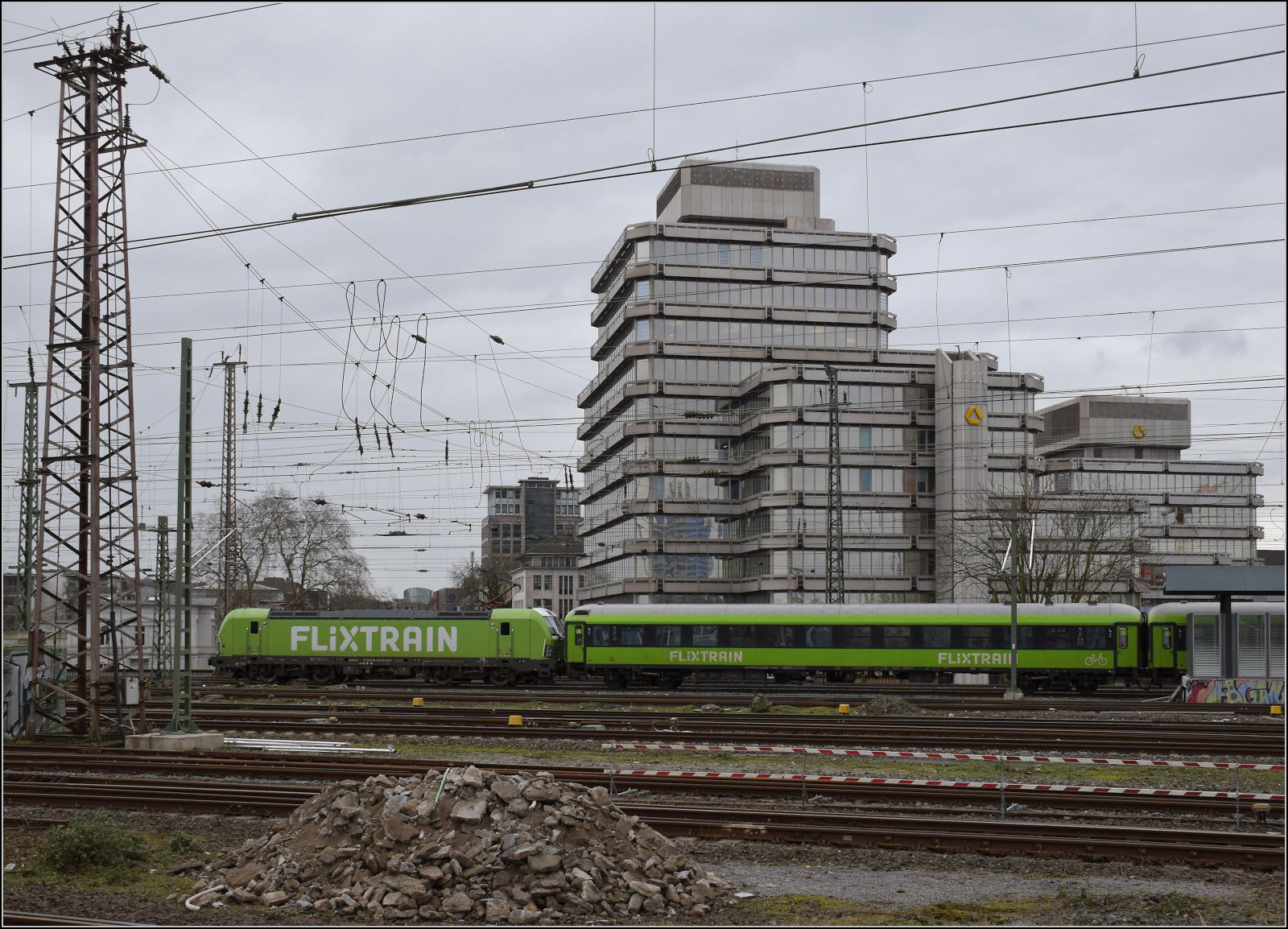 193 443 von ELL f�hrt f�r Flixtrain. Duisburg, Februar 2026.