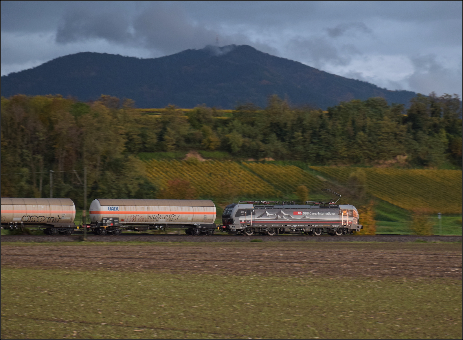 193 457 'Hofburg Wien' von SBBCI bei Buggingen. Oktober 2025.