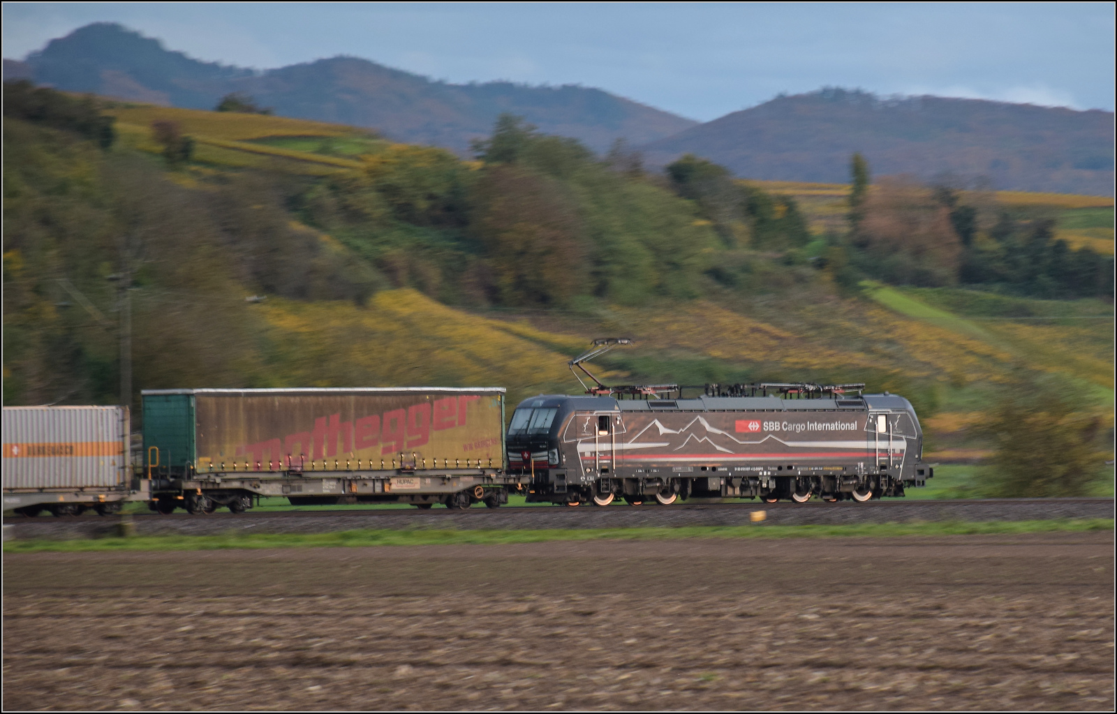 193 657 'Lago Maggiore' von SBBCI bei Buggingen. Oktober 2025.