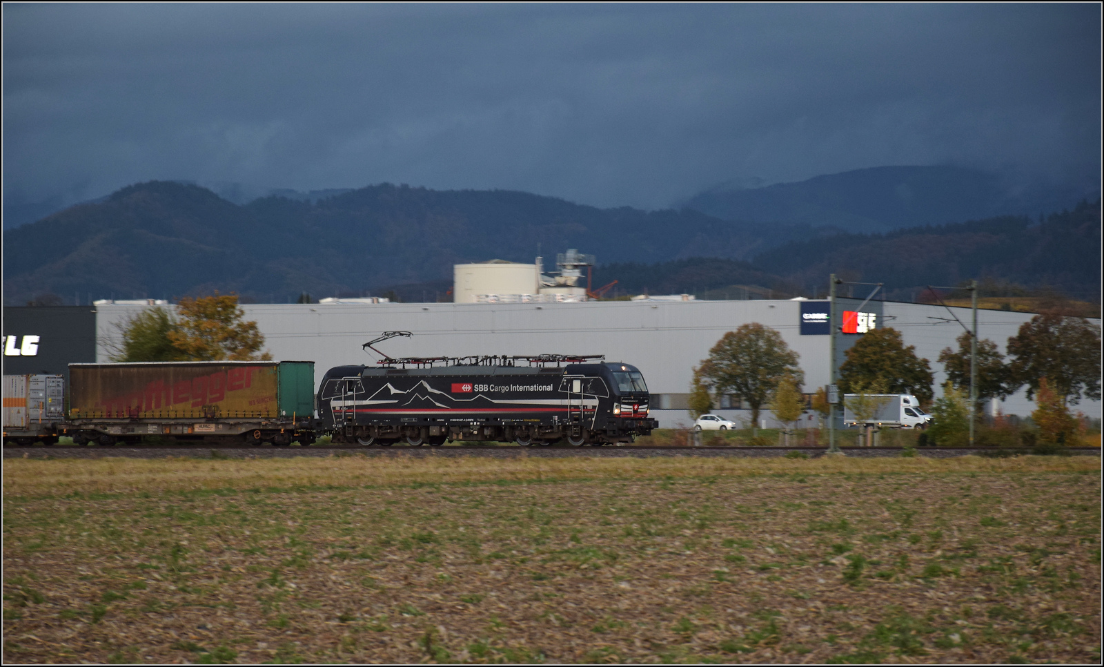 193 657 'Lago Maggiore' von SBBCI bei Buggingen. Oktober 2025.