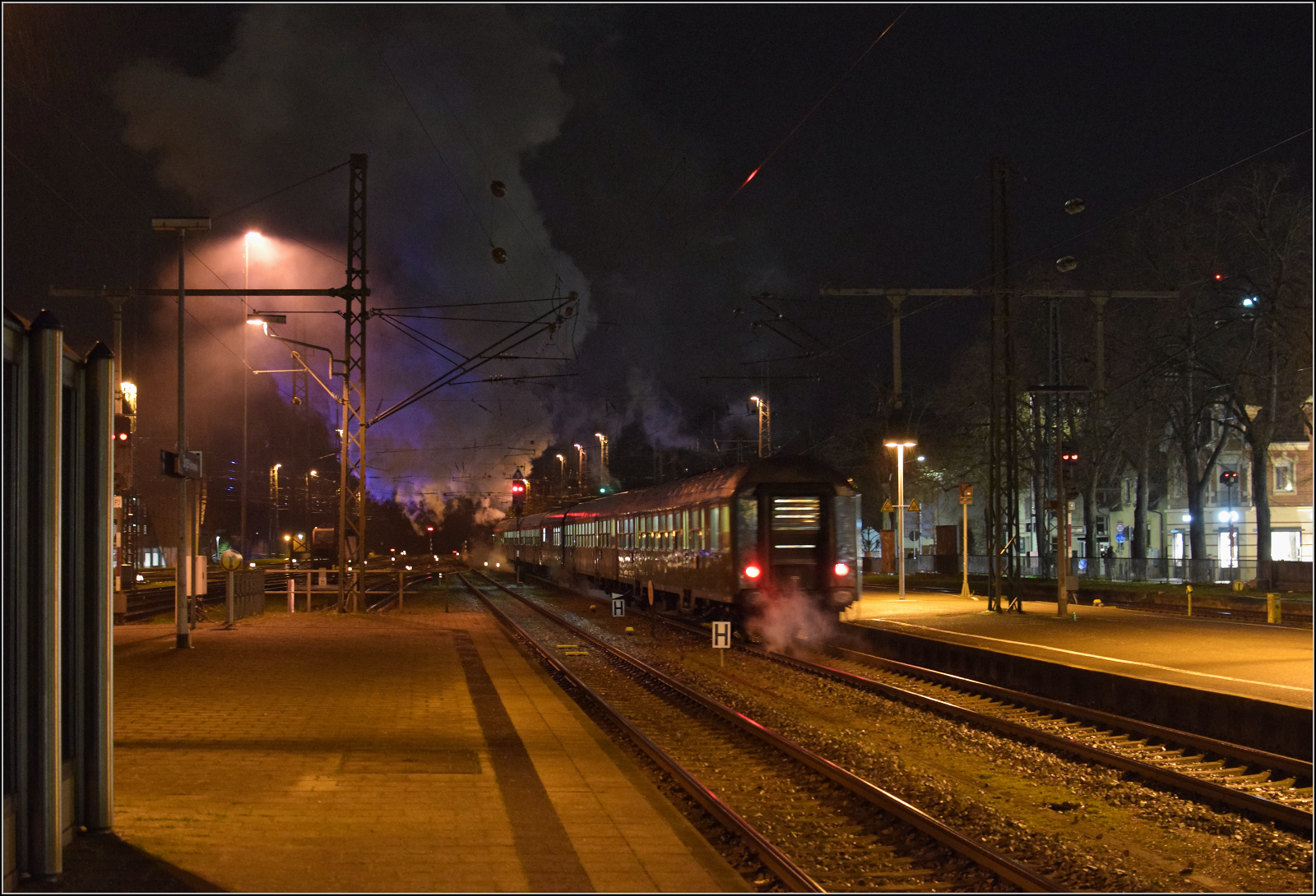 2. Weihnachtsmarktfahrt der EFZ nach Konstanz 2024.

Diesmal wird der Bahnhof Singen von 52 7596 auf dem Weg nach Rottweil nicht durcheilt. Aber die Anfahrt ist spektakulär. Singen, Dezember 2024.