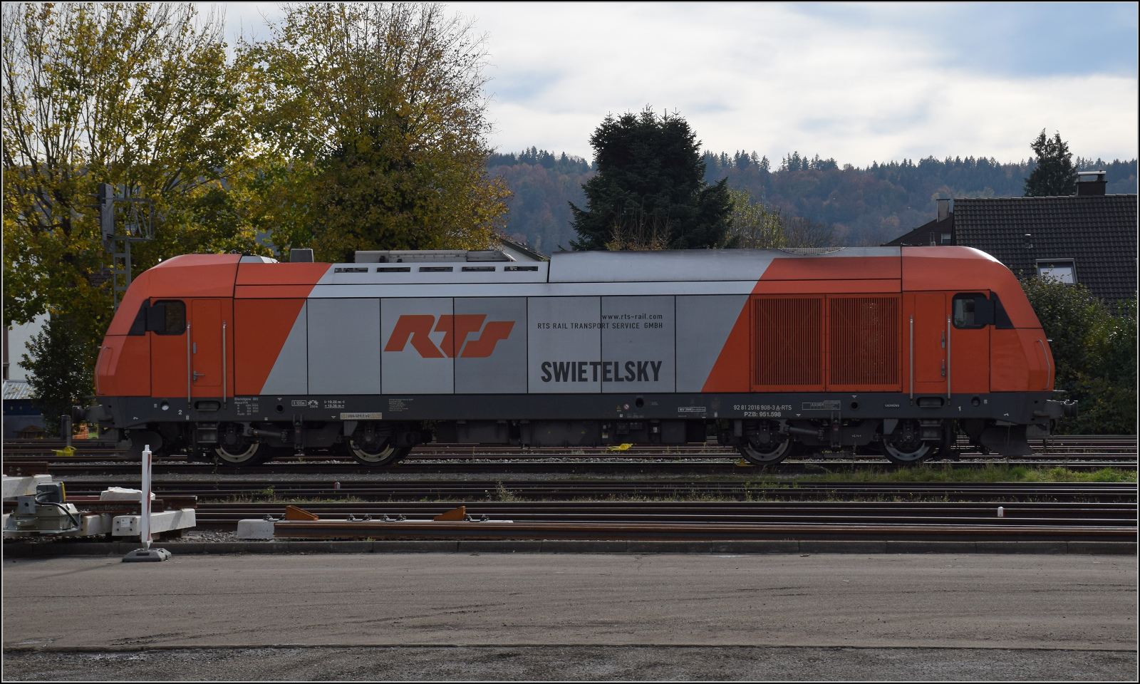 2016 908 von RTS ist wegen der wöchentlichen Wochenendarbeiten in Rheinfelden. Oktober 2025.