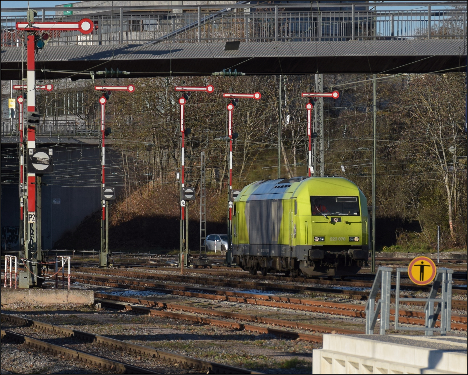 223 070 von Alphatrains ist mit der Baustelle in Villingen beschftigt. November 2025.