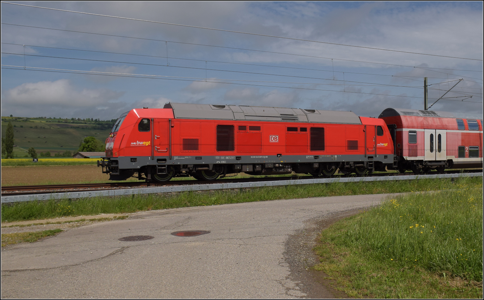 245 007 mit 3 Dostos Richtung Basel. Wilchingen, Mai 2025.