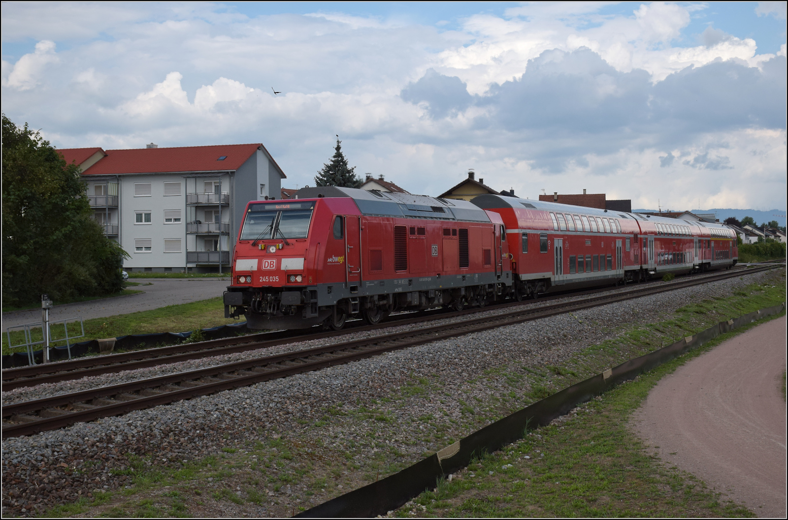 245 035 am künftigen Haltepunkt Warmbach. Juli 2025. 