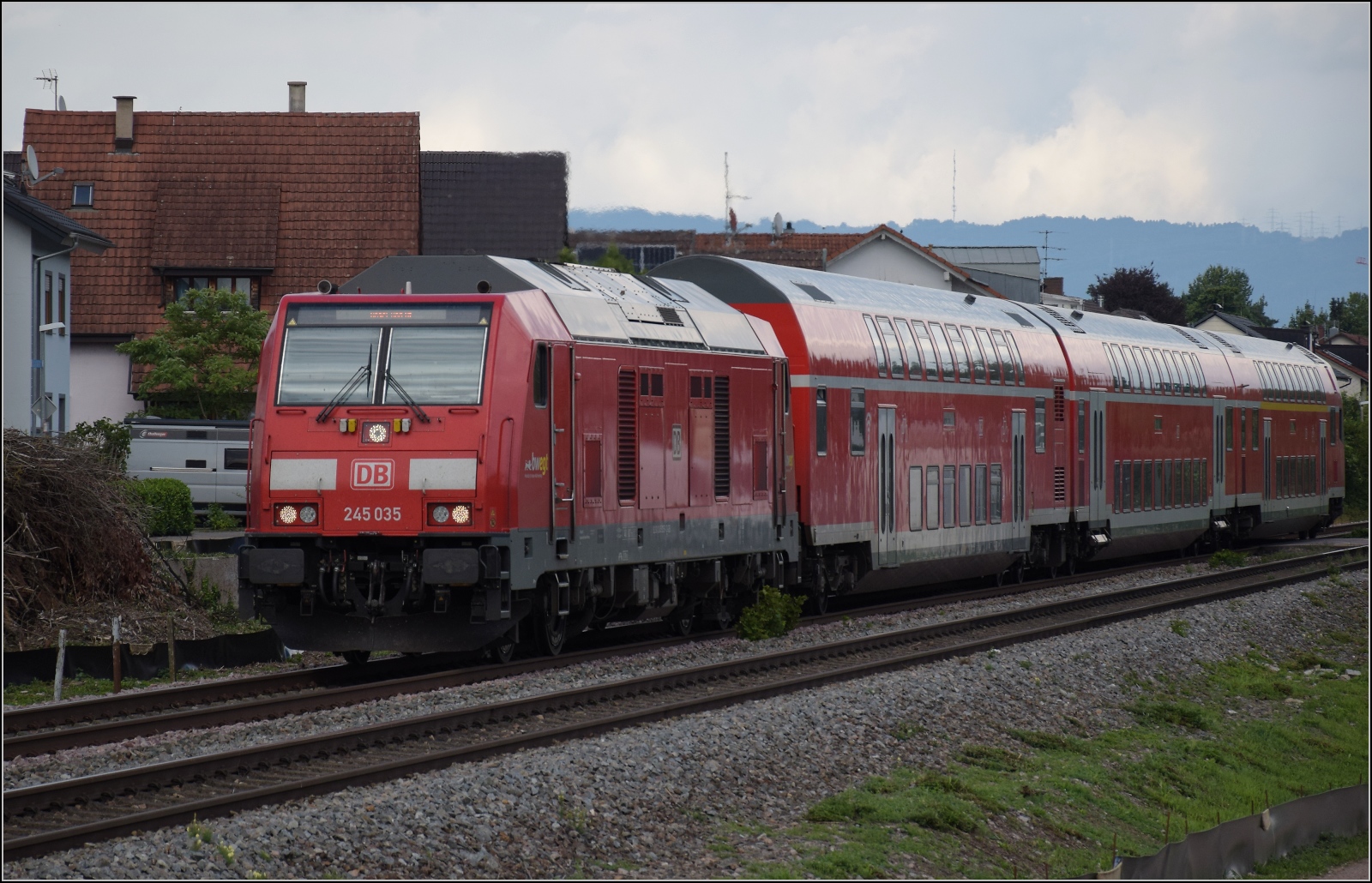 245 035 am künftigen Haltepunkt Warmbach. Juli 2025. 
