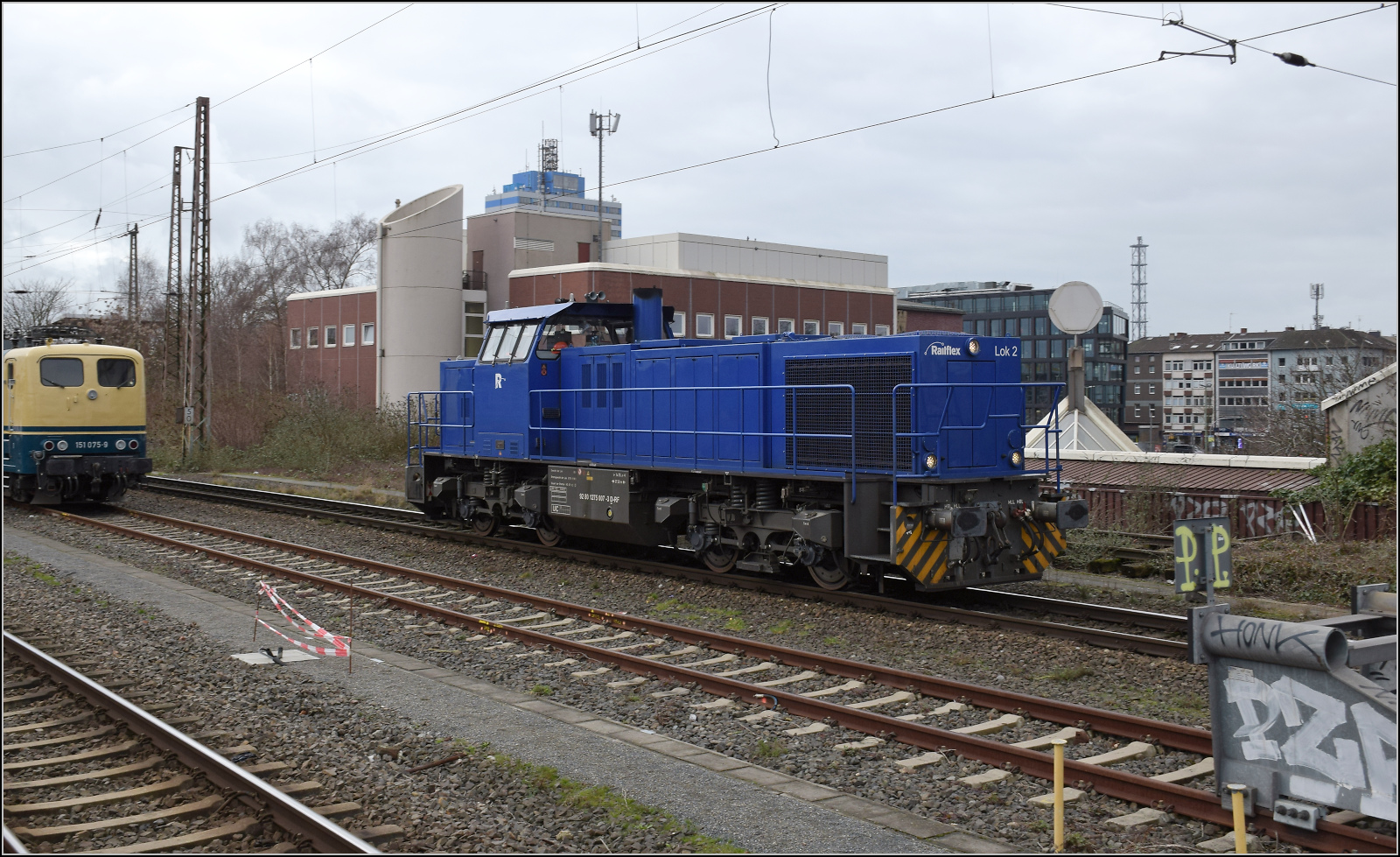 275 007 von Railflex fährt durch den Hauptbahnhof Duisburg. Februar 2026.