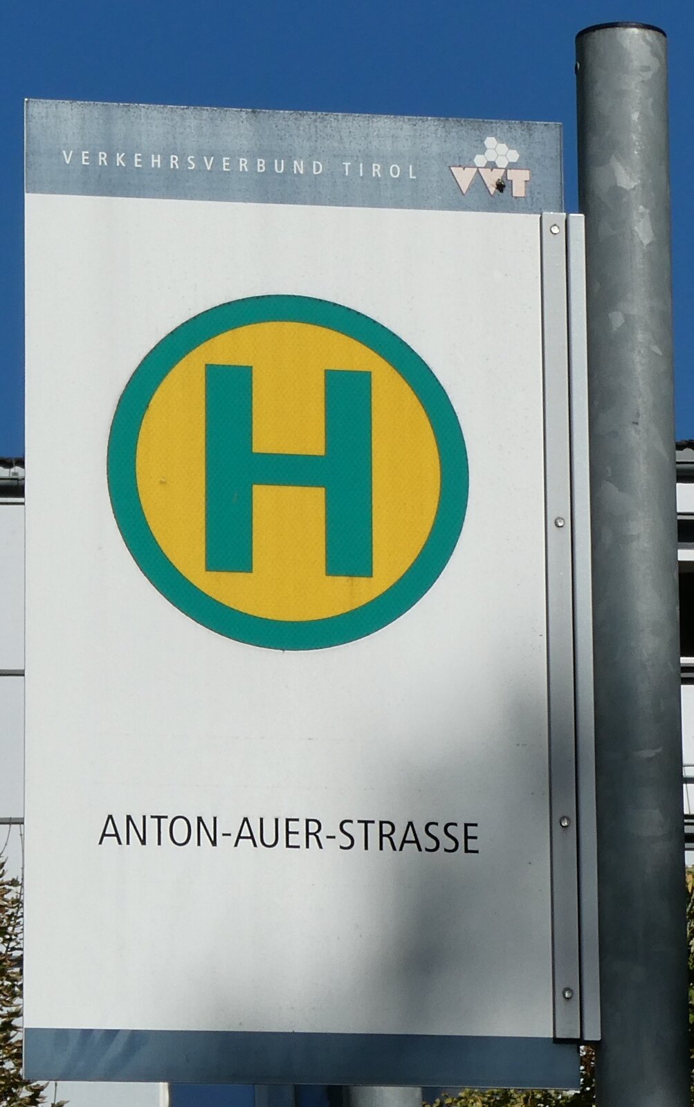 (280'536) - Bus-Haltestellenschild - Telfs, Anton-Auer-Strasse - am 18. September 2025 (280'536) - Bus-Haltestellenschild - Telfs, Anton-Auer-Strasse - am 18. September 2025