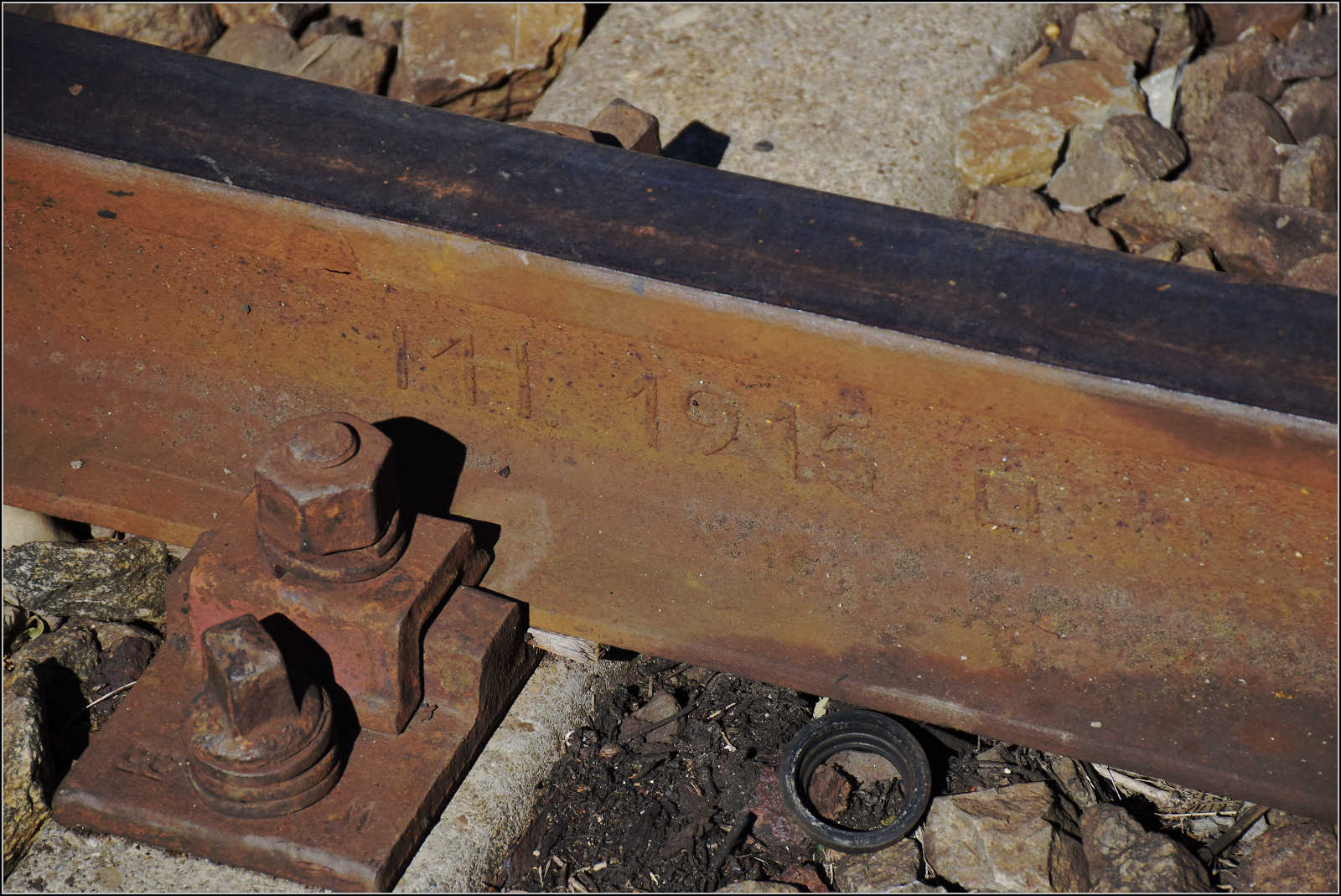 4. Nrdlinger Eisenbahnfest.

ltere Schiene mit Walzzeichen MI 1915. Nrdlingen, Juni 2025.
